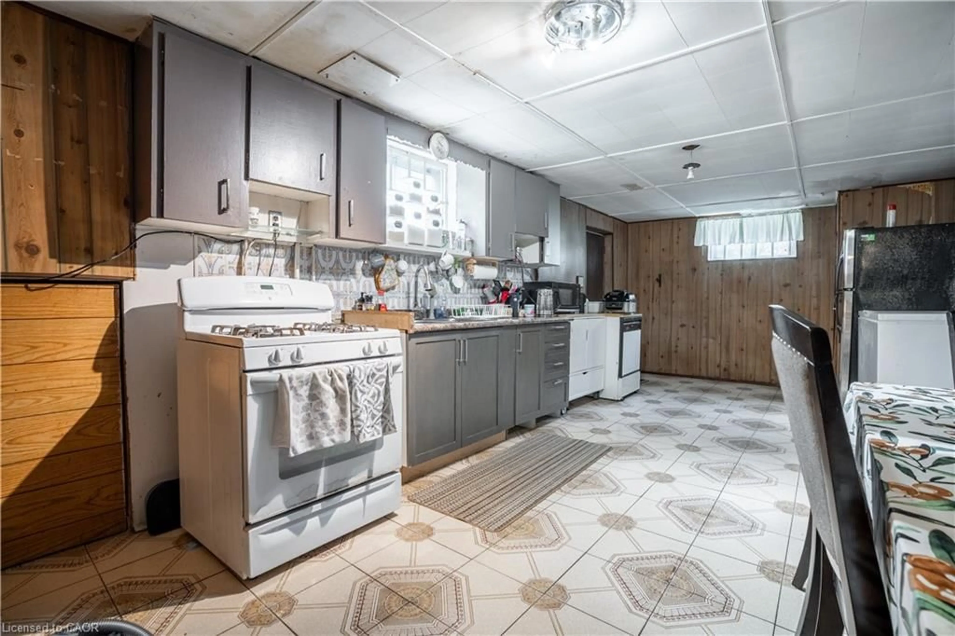 Kitchen with laundary machines, ceramic/tile floor for 18 Villa Crt, Hamilton Ontario L8W 1M2