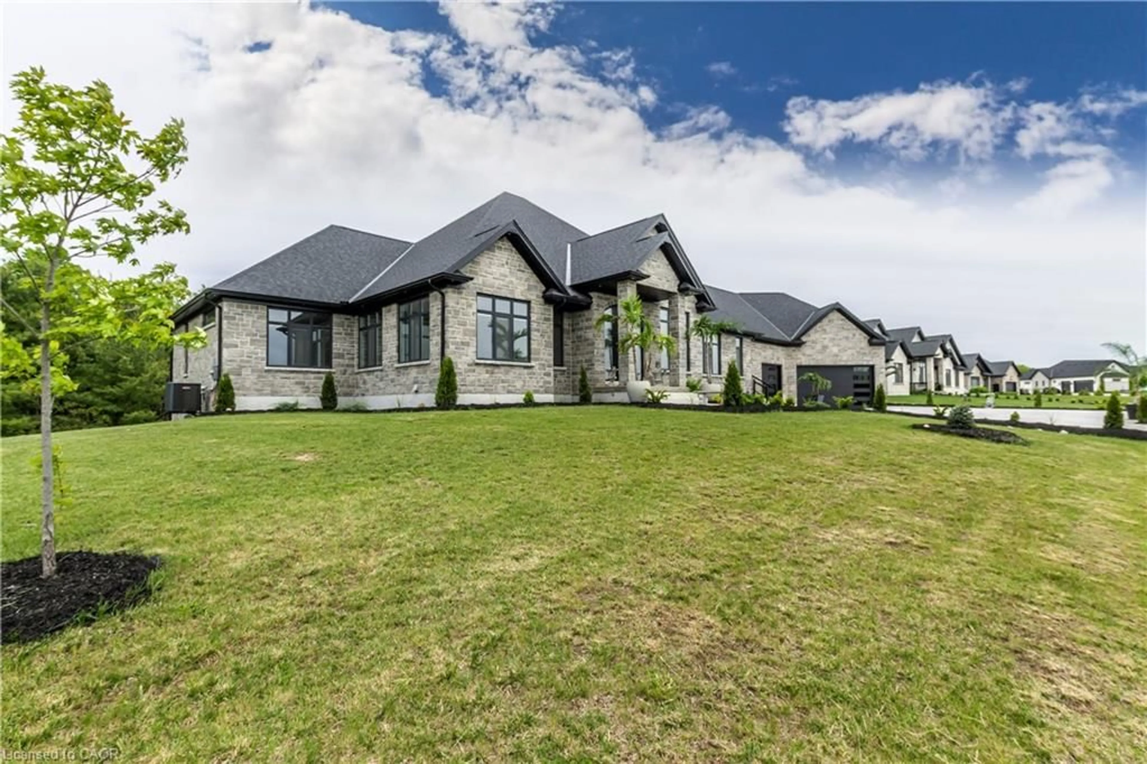 A pic from outside/outdoor area/front of a property/back of a property/a pic from drone, building for 670 Bishopsgate Rd #9, Paris Ontario N3L 3E3