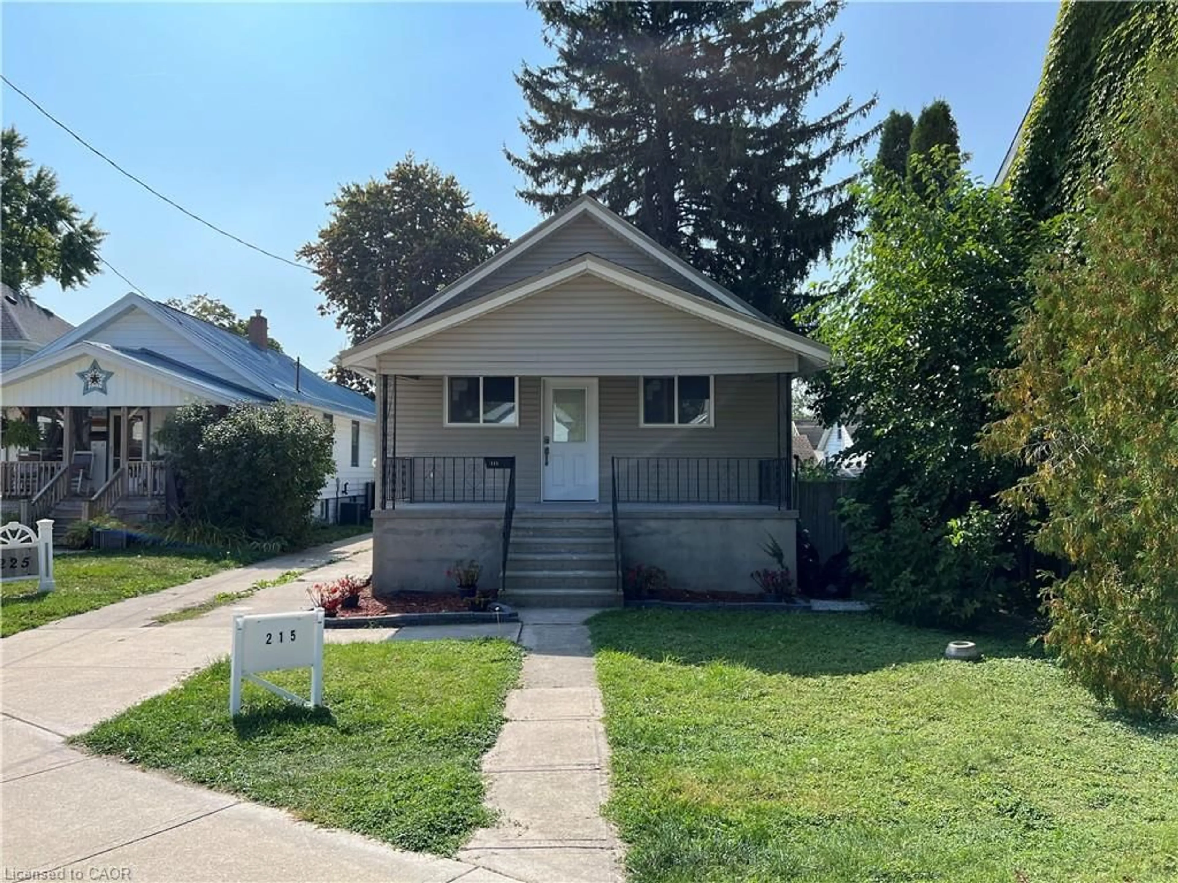 Home with vinyl exterior material, street for 215 Ontario St, Sarnia Ontario N7T 1L5