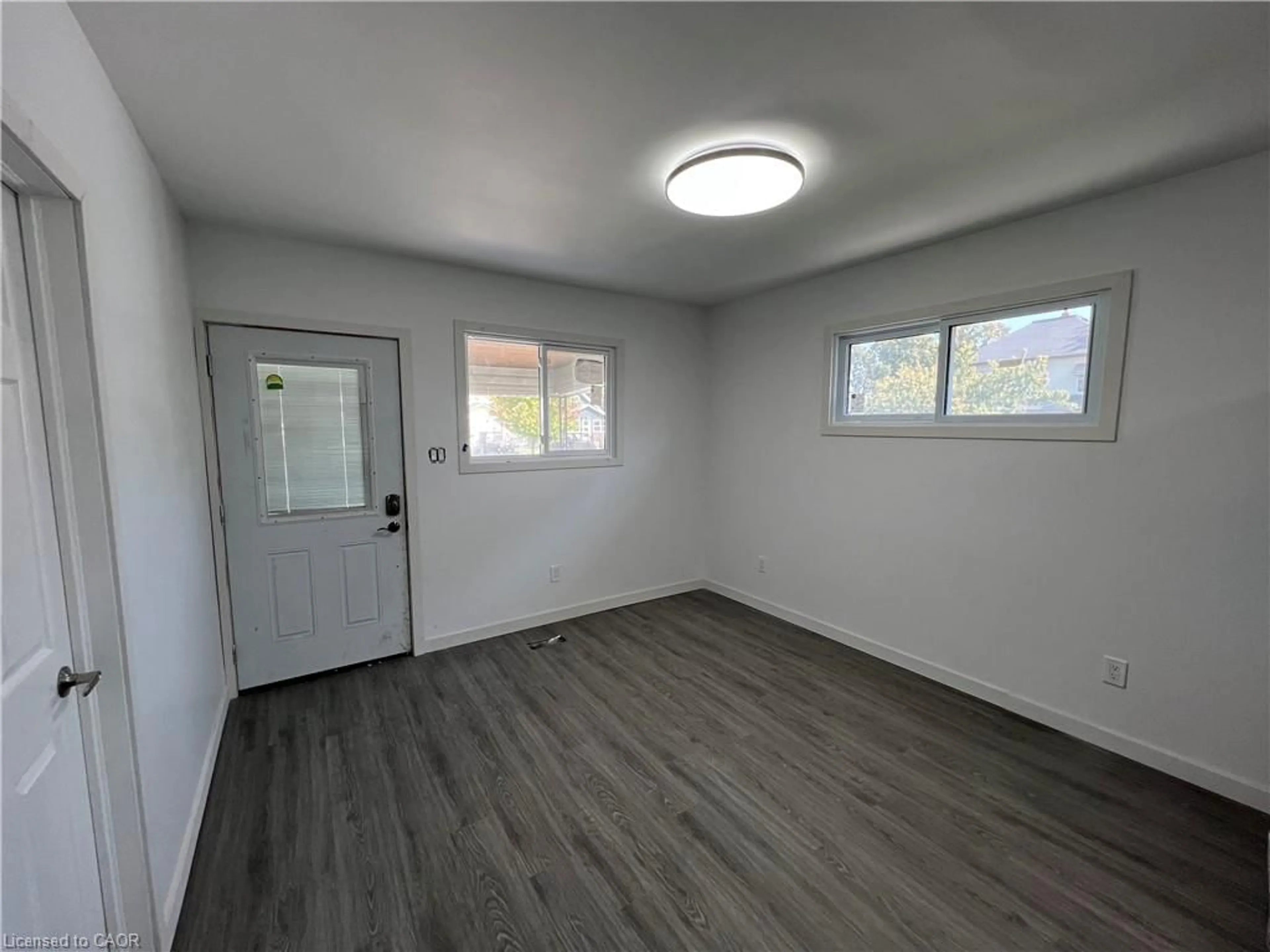 A pic of a room for 215 Ontario St, Sarnia Ontario N7T 1L5