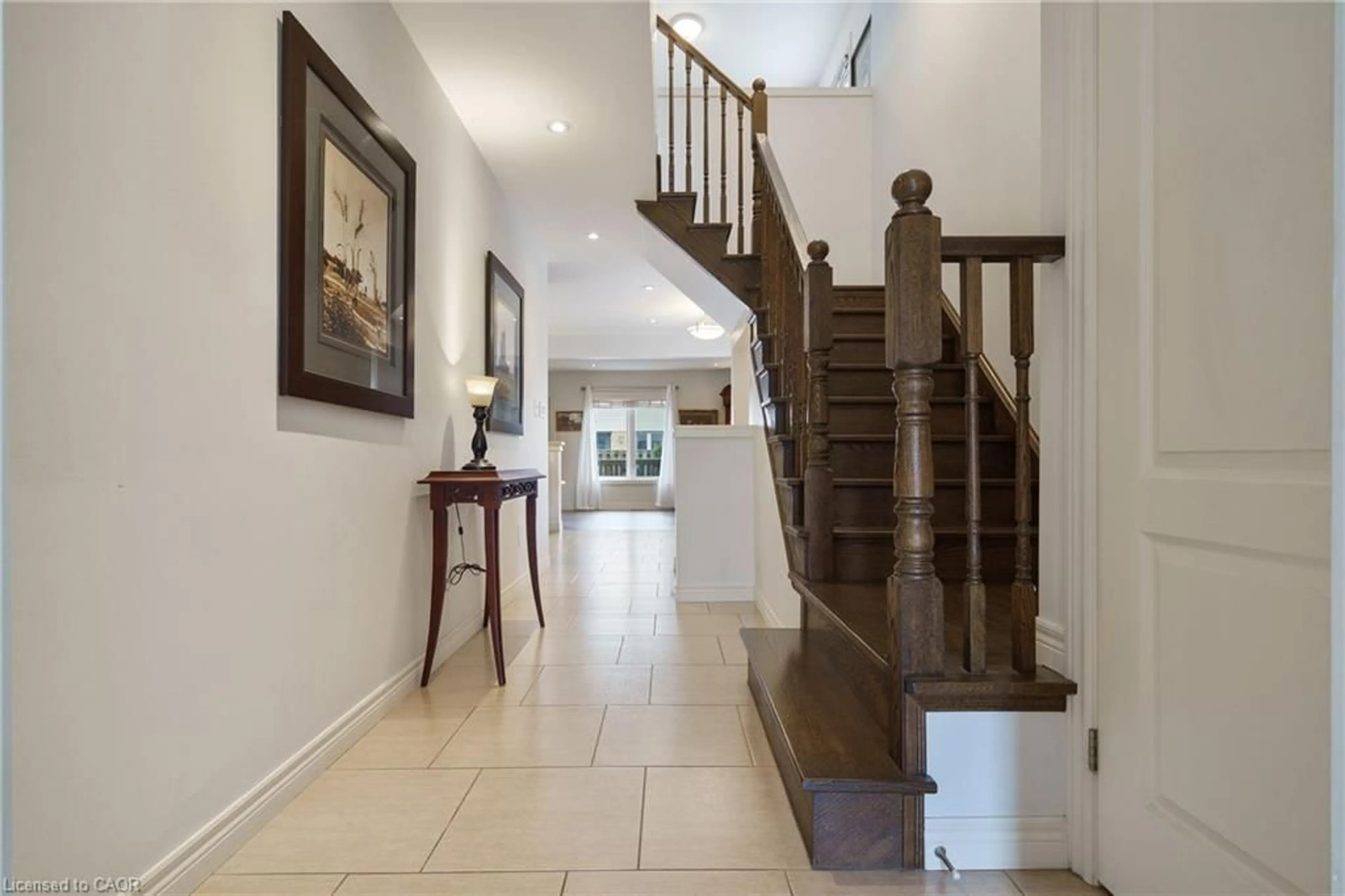 Indoor foyer for 615 Rymal Rd #49, Hamilton Ontario L8W 0B6