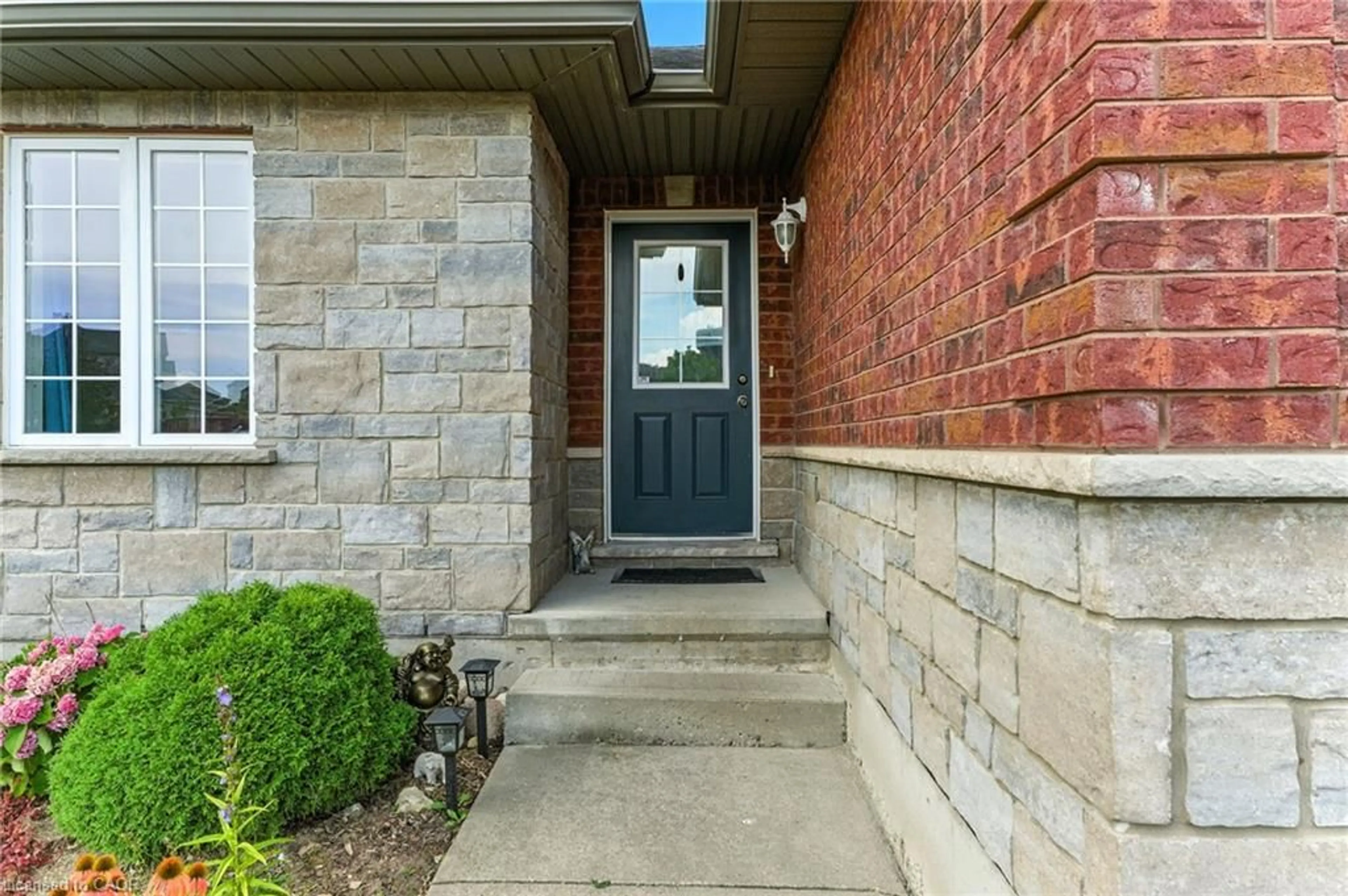Indoor entryway for 107 Applewood St, Plattsville Ontario N0J 1S0