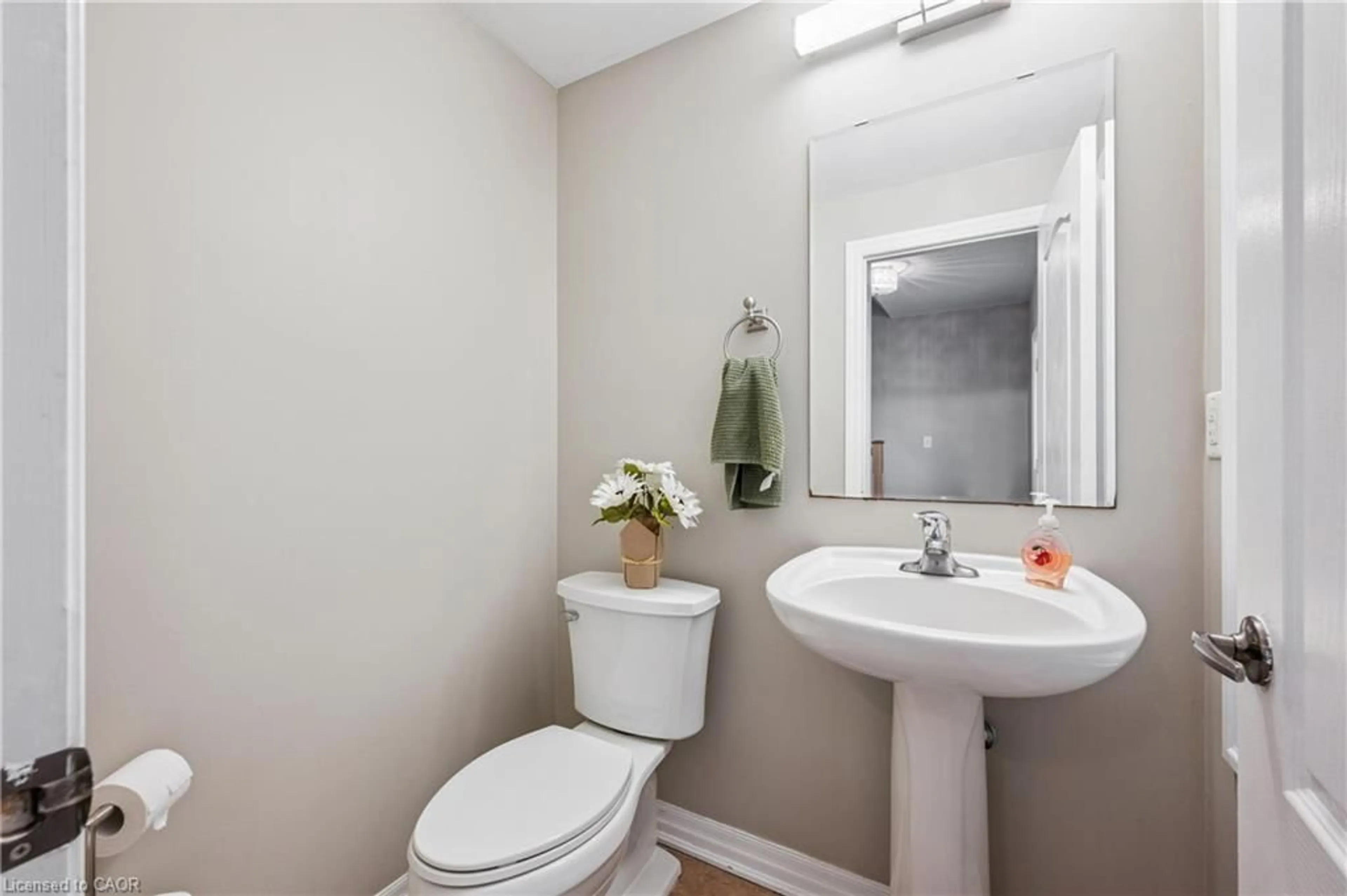 Standard bathroom, unknown for 88 Fletcher Cir, Cambridge Ontario N3C 0B6