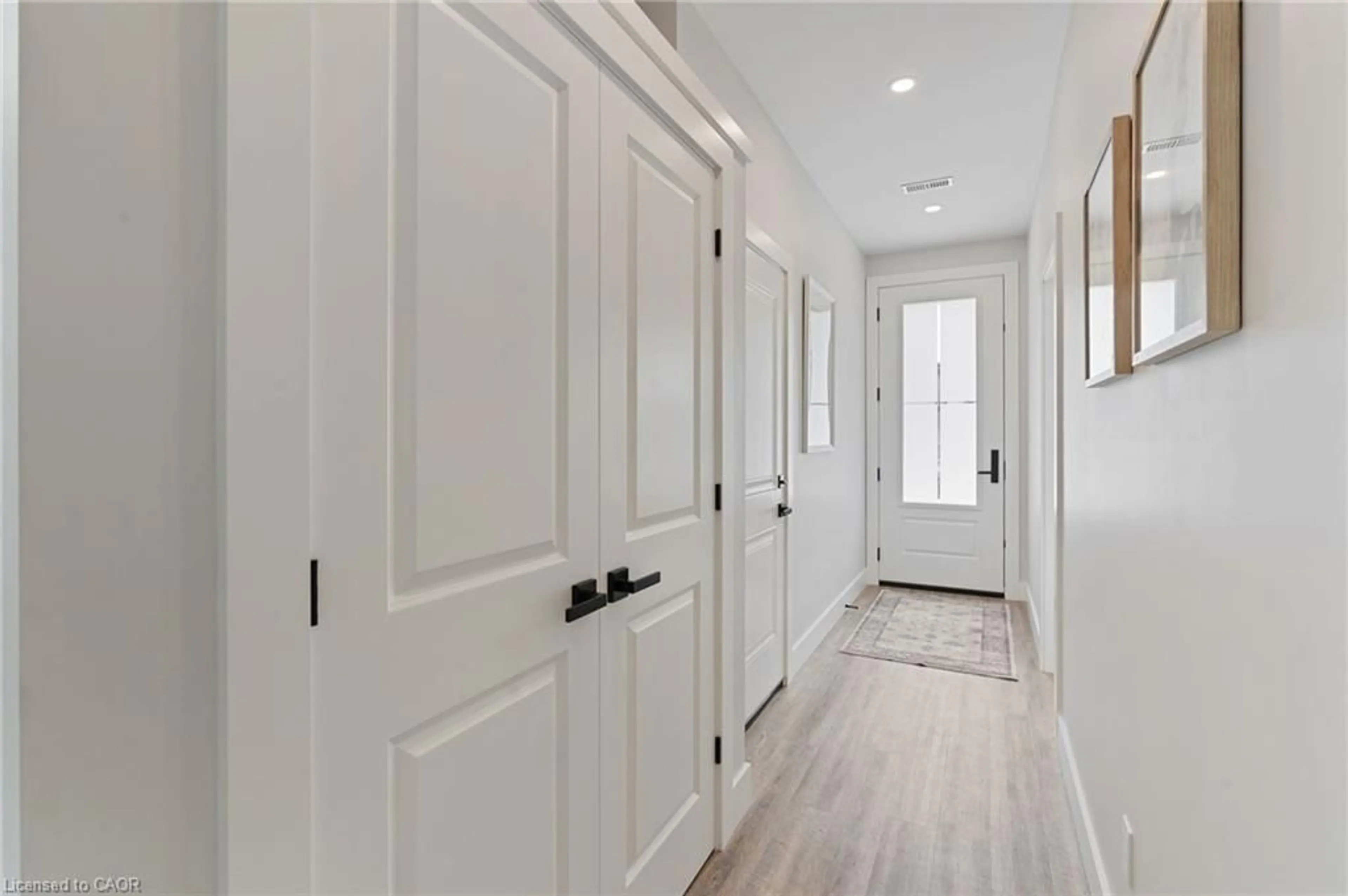 Indoor entryway for 71 Balfour St, Brantford Ontario N3T 1J6