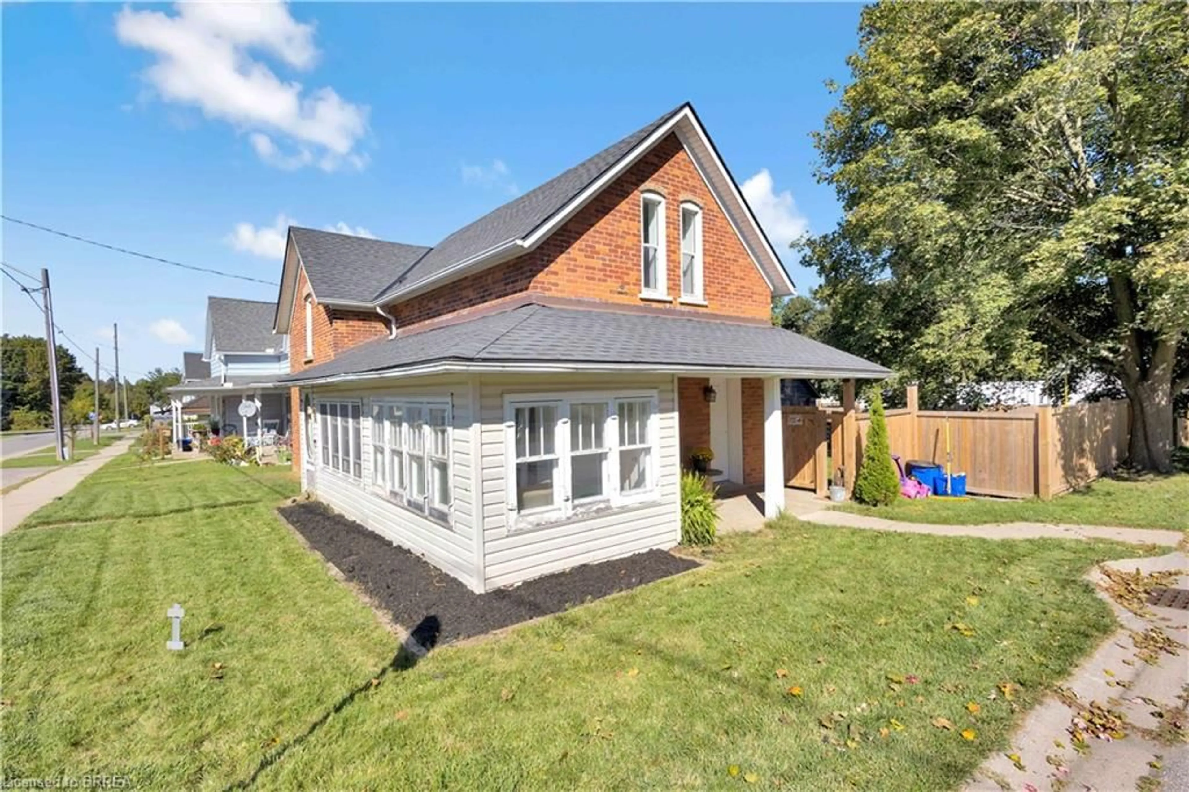 Home with brick exterior material, building for 79 Washington St, Waterford Ontario N0E 1Y0