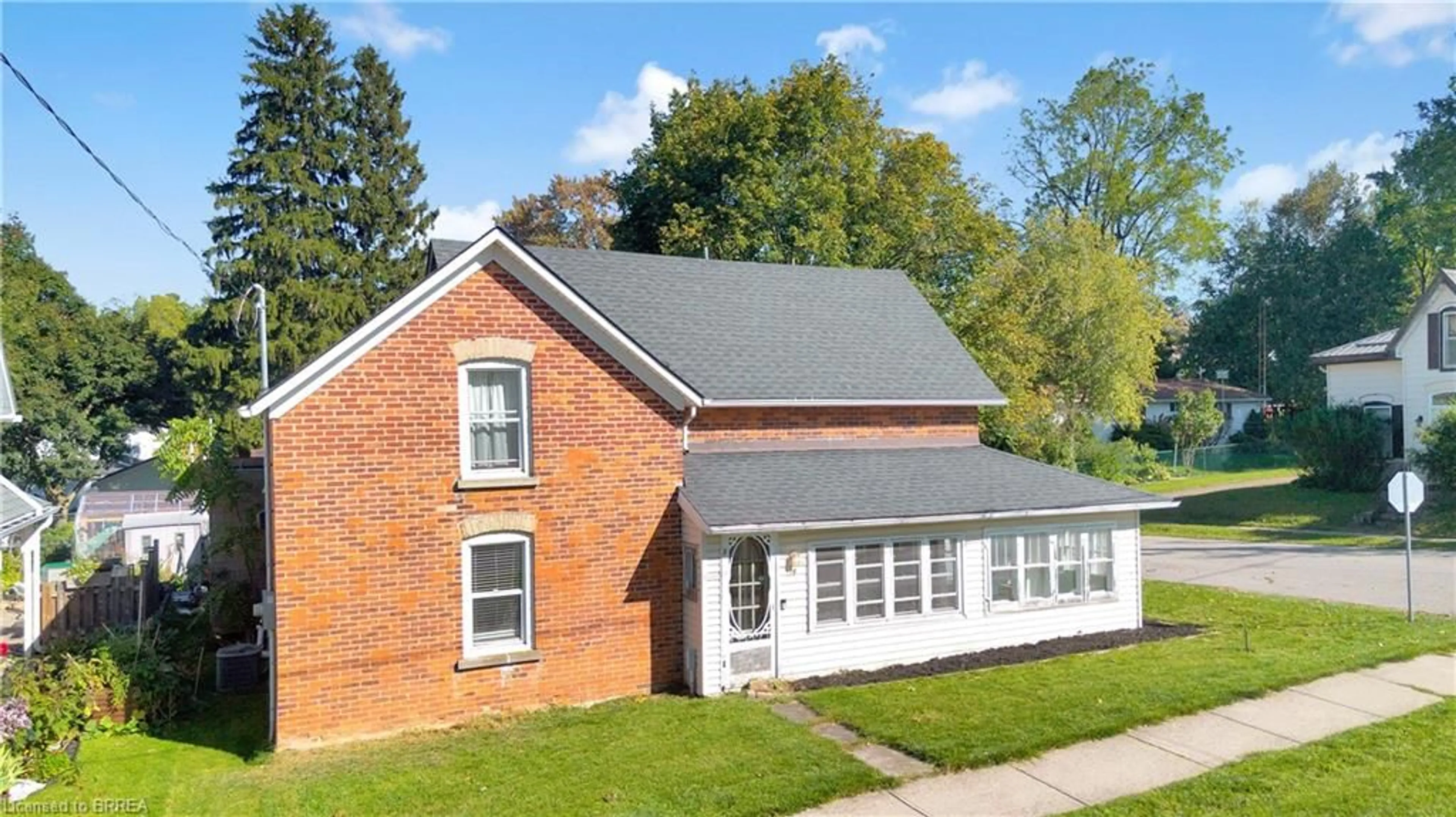 Home with brick exterior material, building for 79 Washington St, Waterford Ontario N0E 1Y0
