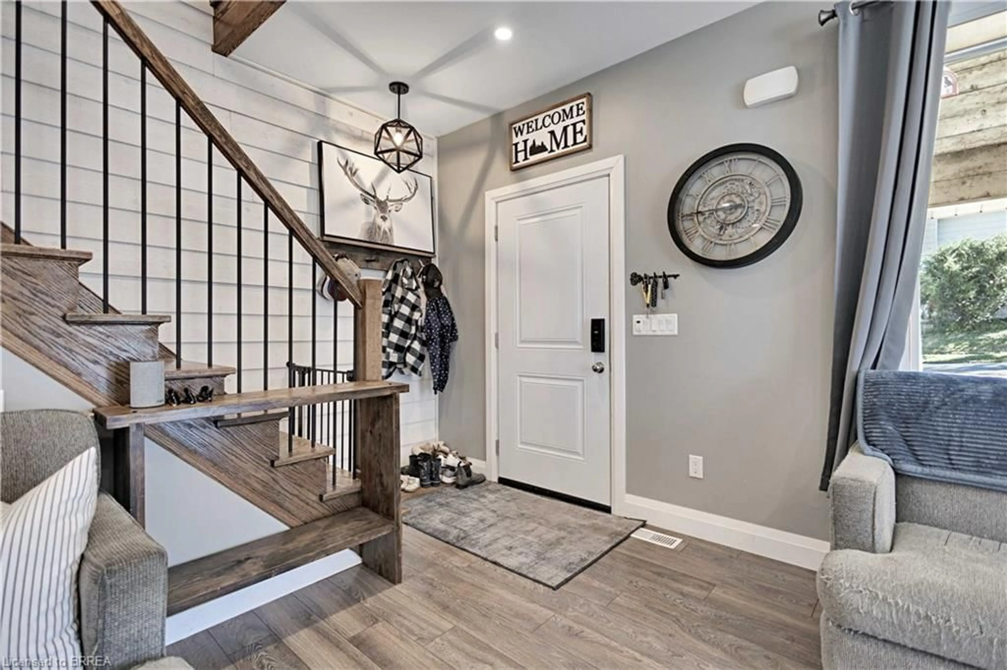 Indoor entryway for 79 Washington St, Waterford Ontario N0E 1Y0