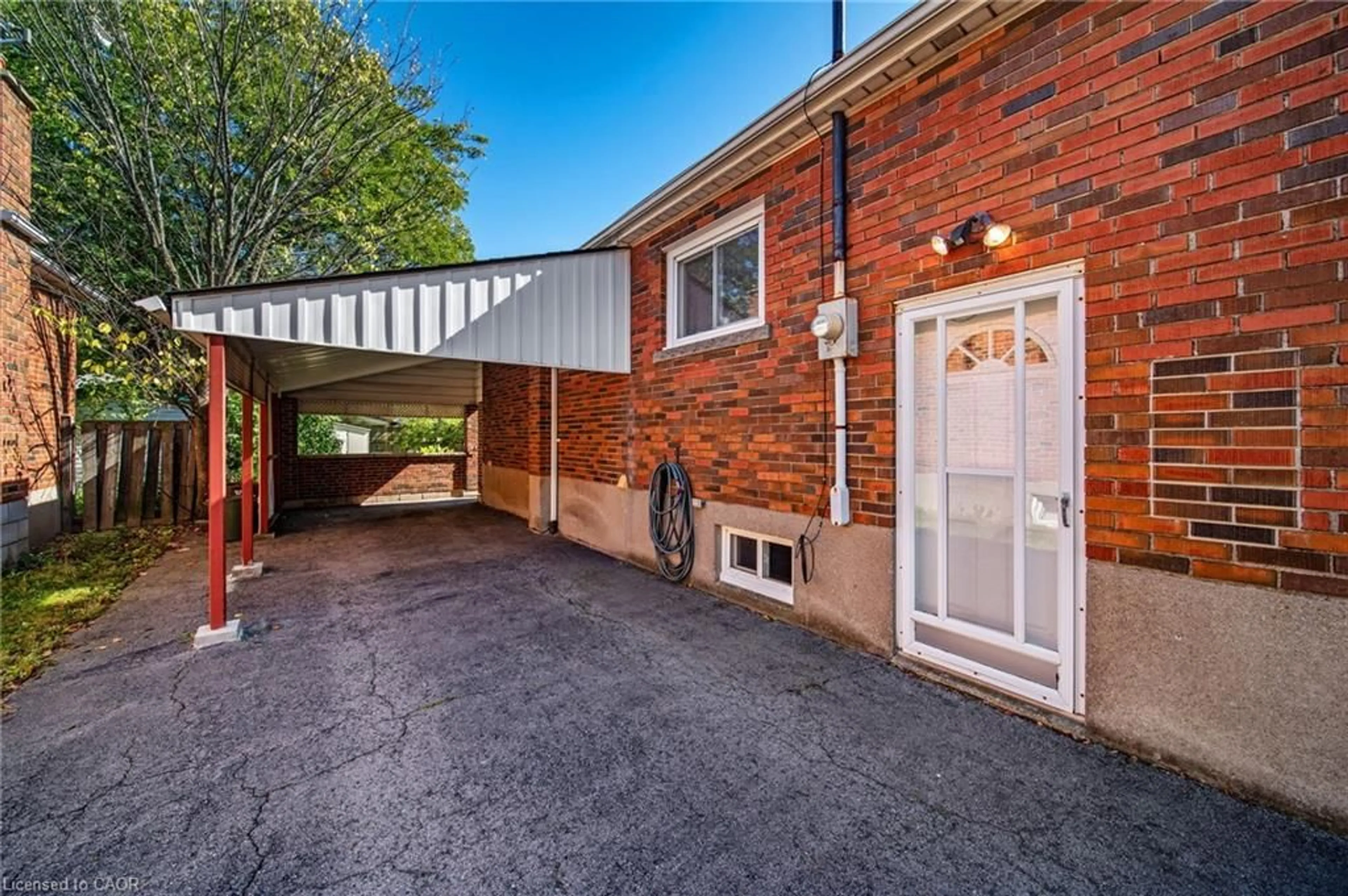 Patio, street for 327 East 31st St, Hamilton Ontario L8V 3P9