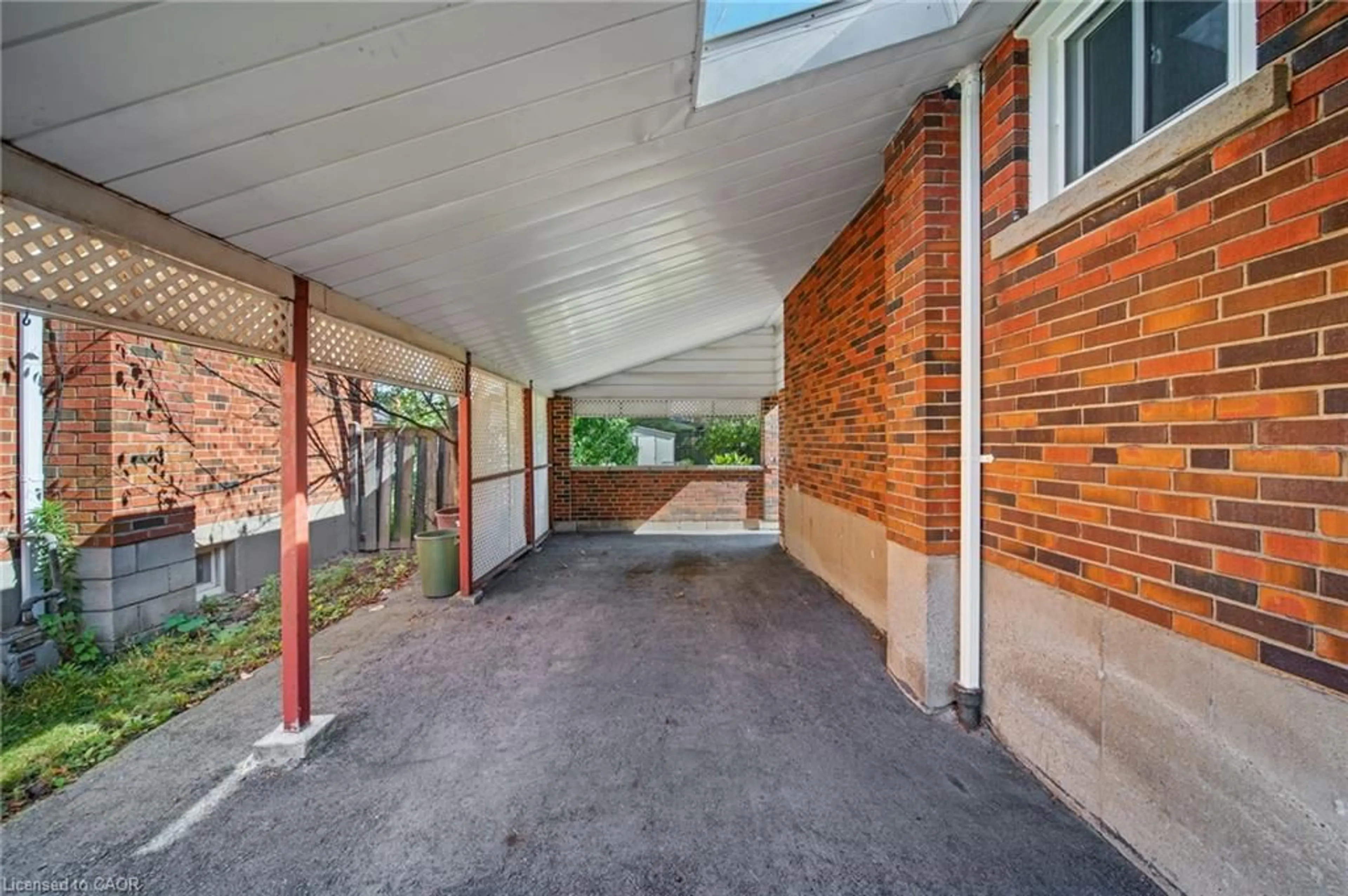 Patio, street for 327 East 31st St, Hamilton Ontario L8V 3P9