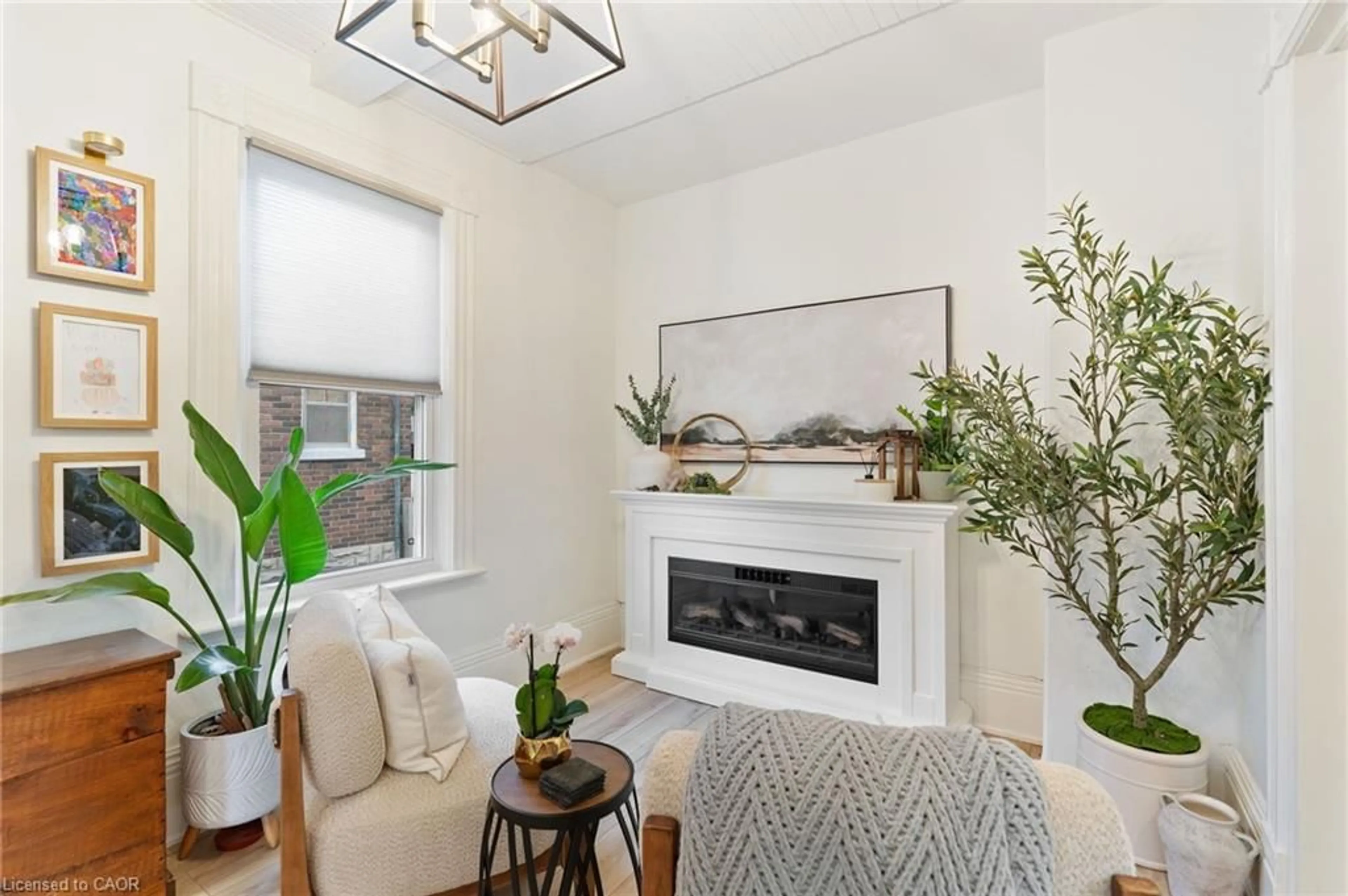 Living room with furniture, unknown for 20 Alice St, Brantford Ontario N3R 1Y2