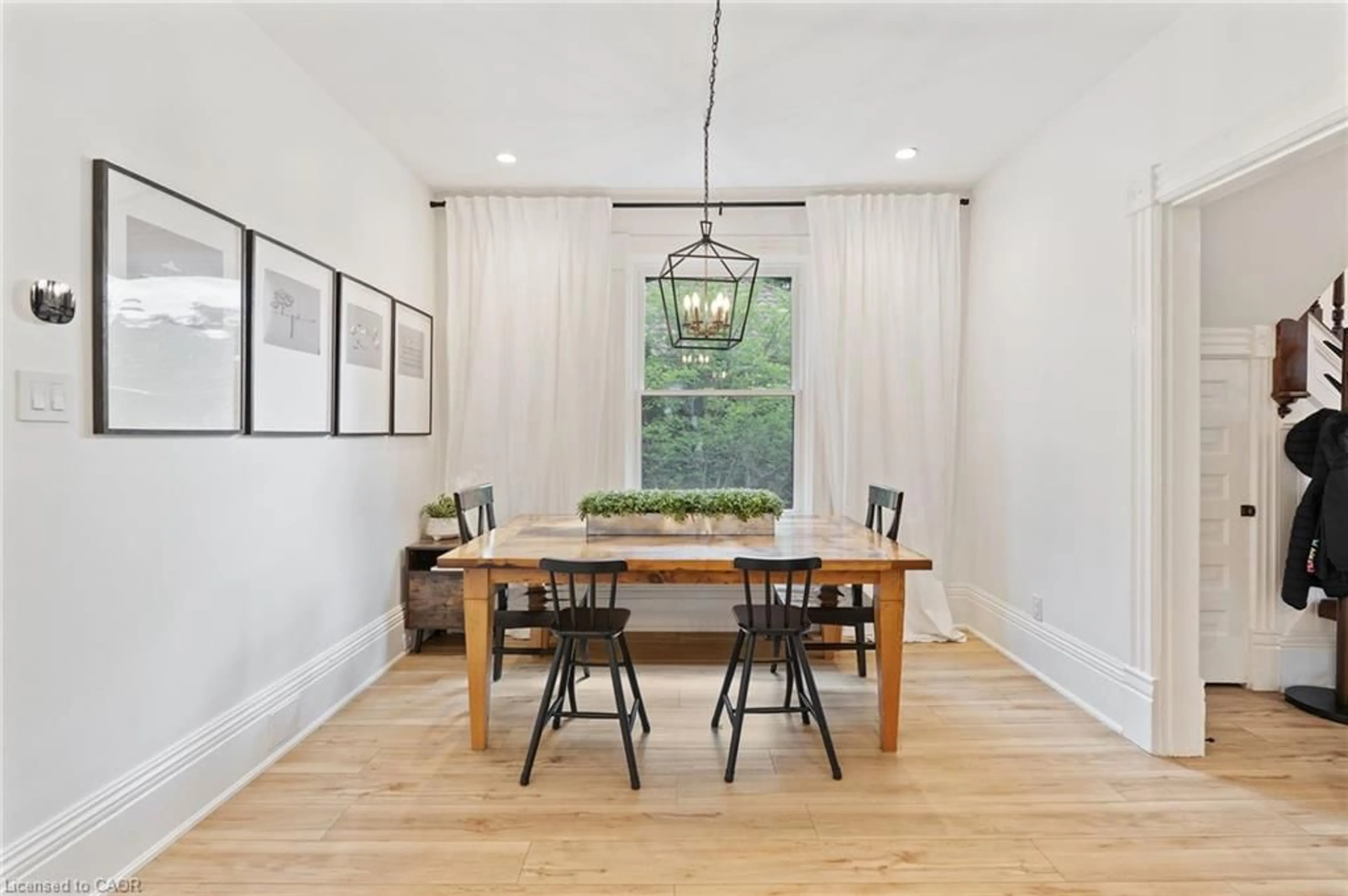 Dining room, wood/laminate floor for 20 Alice St, Brantford Ontario N3R 1Y2
