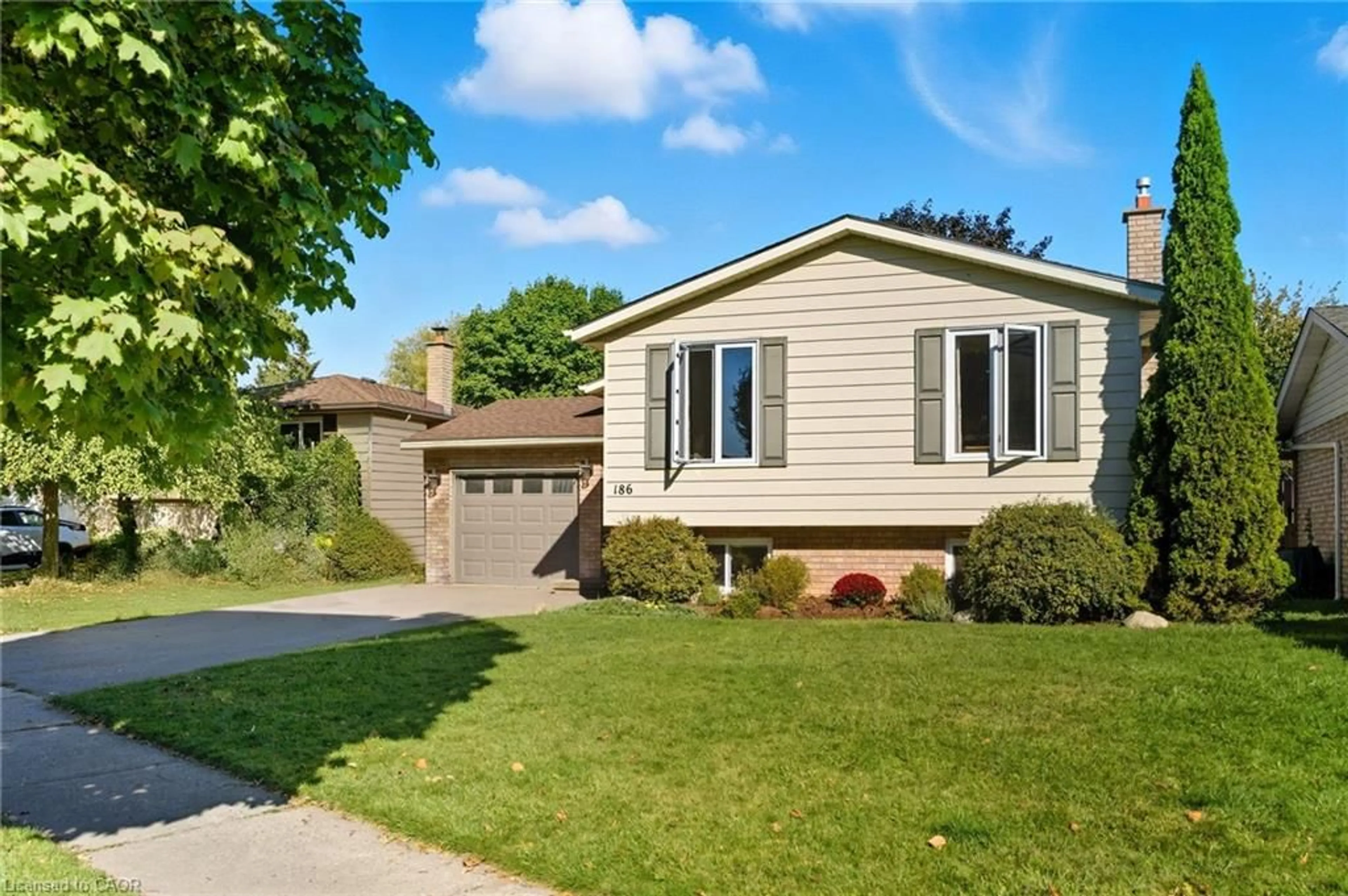 Home with vinyl exterior material, street for 186 Banbury Rd, Brantford Ontario N3P 1C6