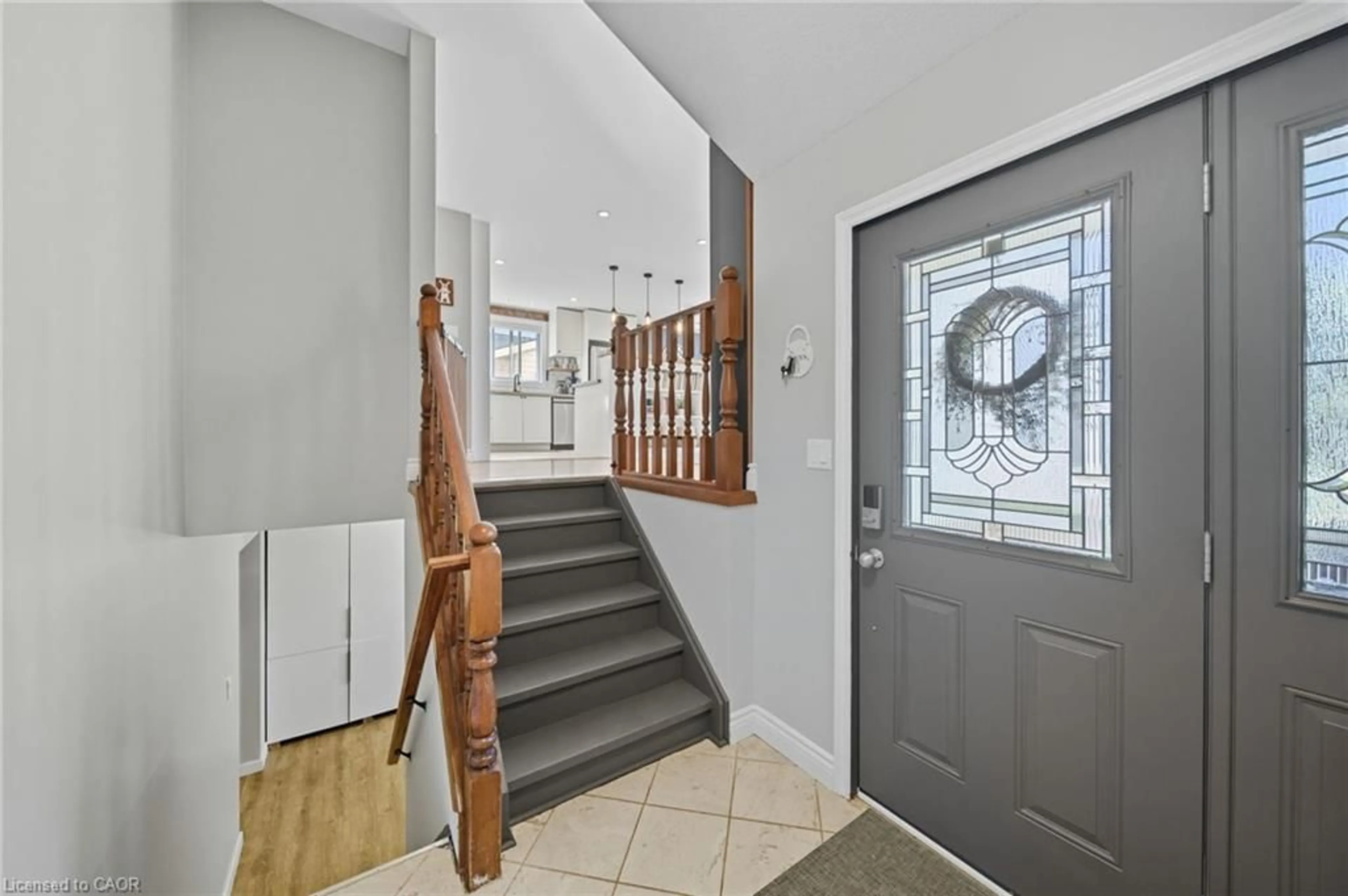 Indoor foyer for 186 Banbury Rd, Brantford Ontario N3P 1C6