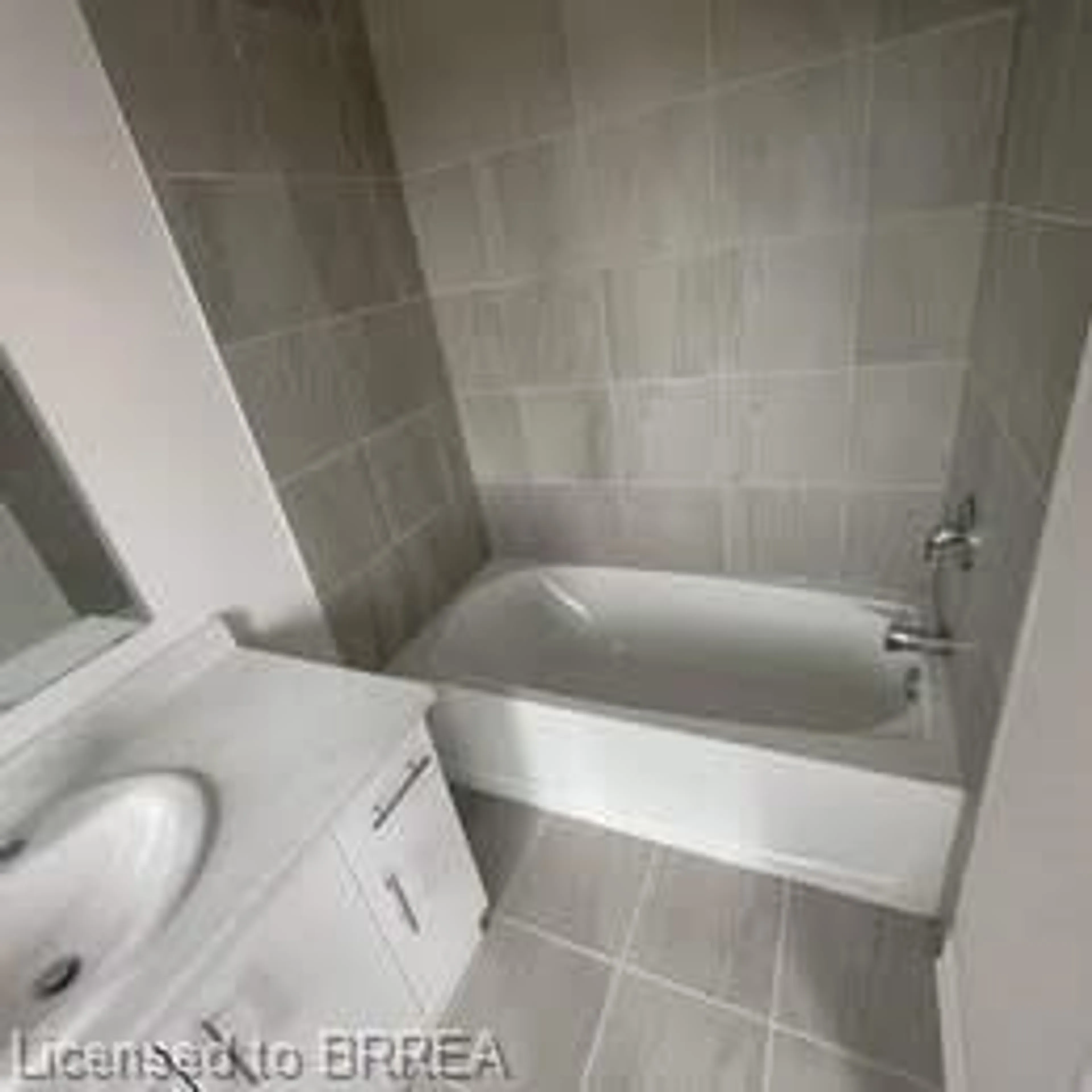 Standard bathroom, ceramic/tile floor for 677 Park Road North #16, Brantford Ontario N3R 0C2