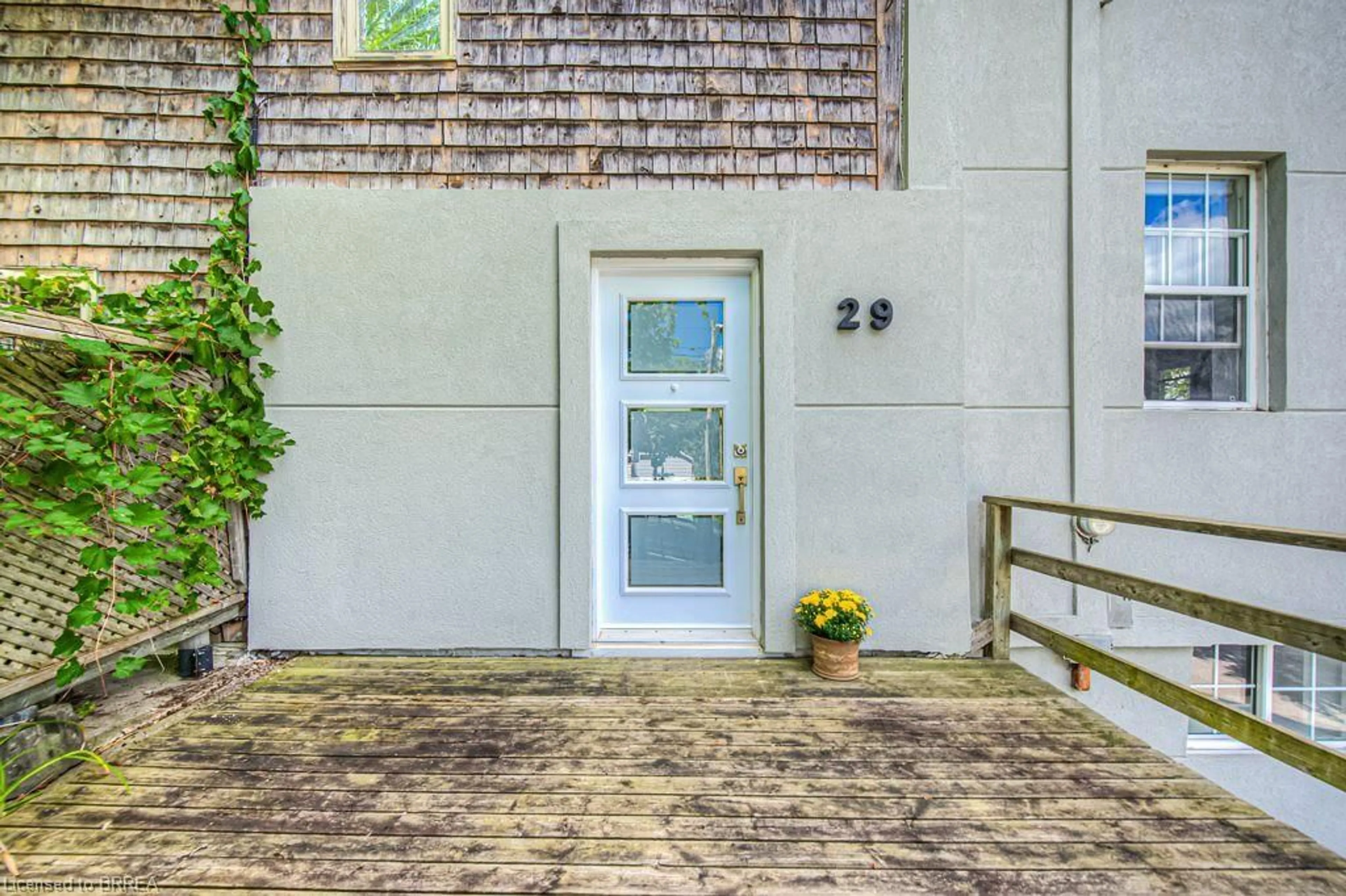 Indoor entryway for 29 Charlotte St, Paris Ontario N3L 1N3