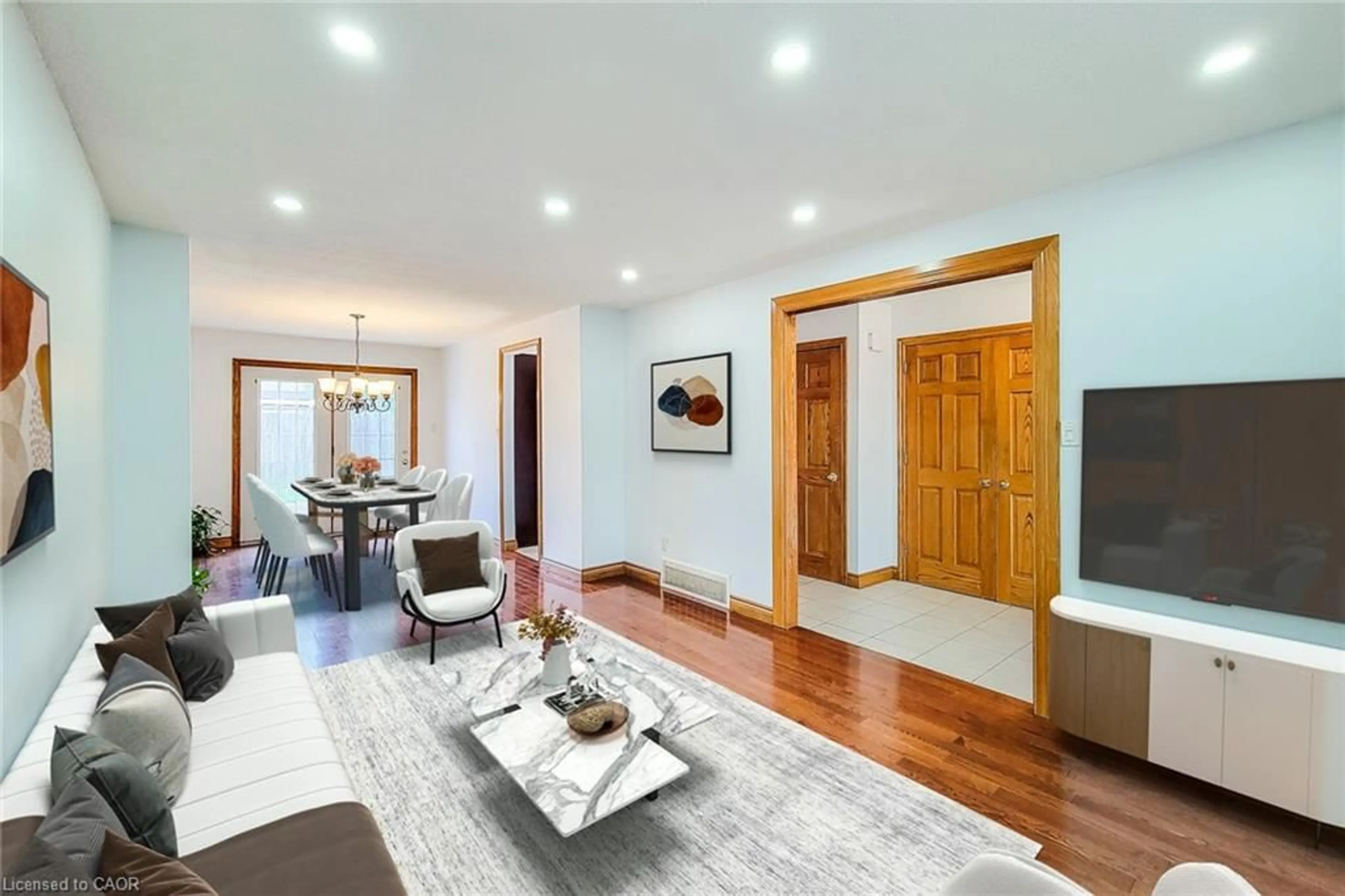 Living room with furniture, wood/laminate floor for 535 Upper Horning Rd, Hamilton Ontario L9C 7P7
