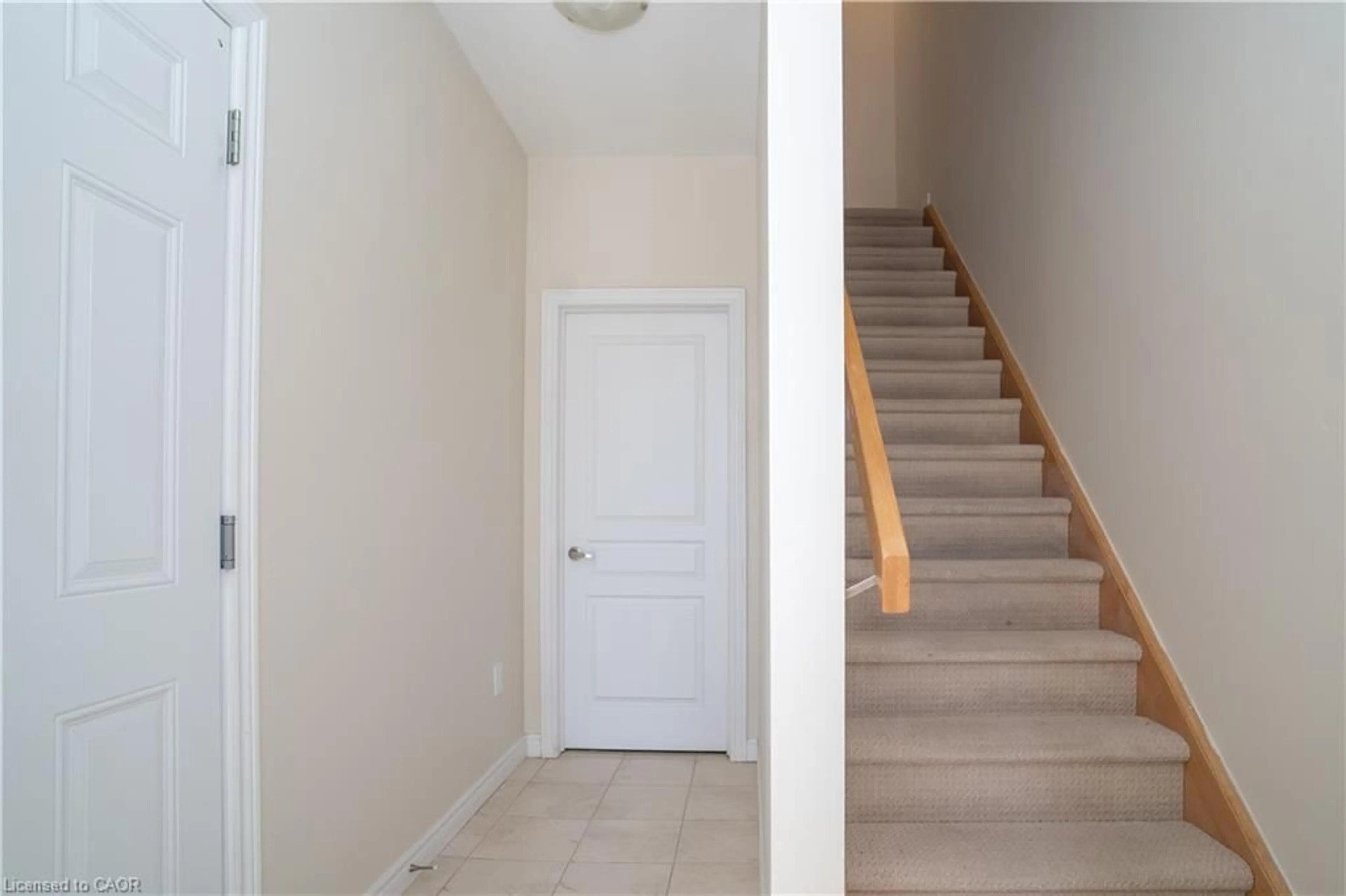 Indoor entryway for 84 Robert Peel Rd, Kitchener Ontario N2H 0B6