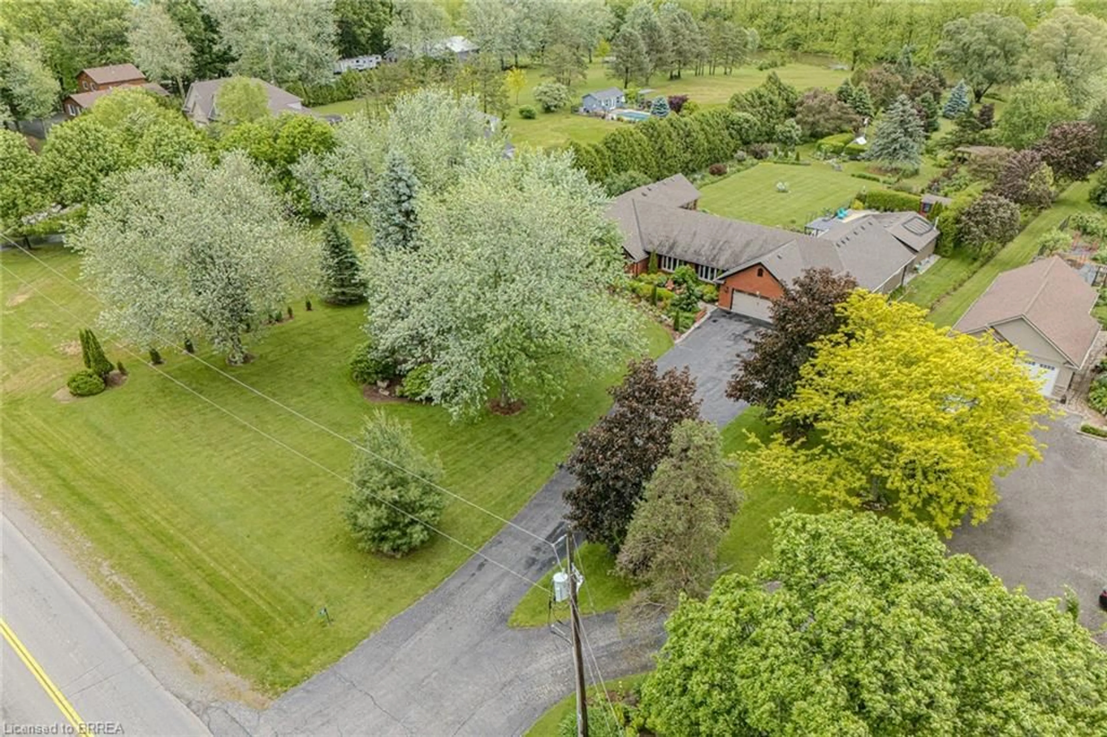 A pic from outside/outdoor area/front of a property/back of a property/a pic from drone, unknown for 20 County Road 22 Rd, Caledonia Ontario N3W 2G9