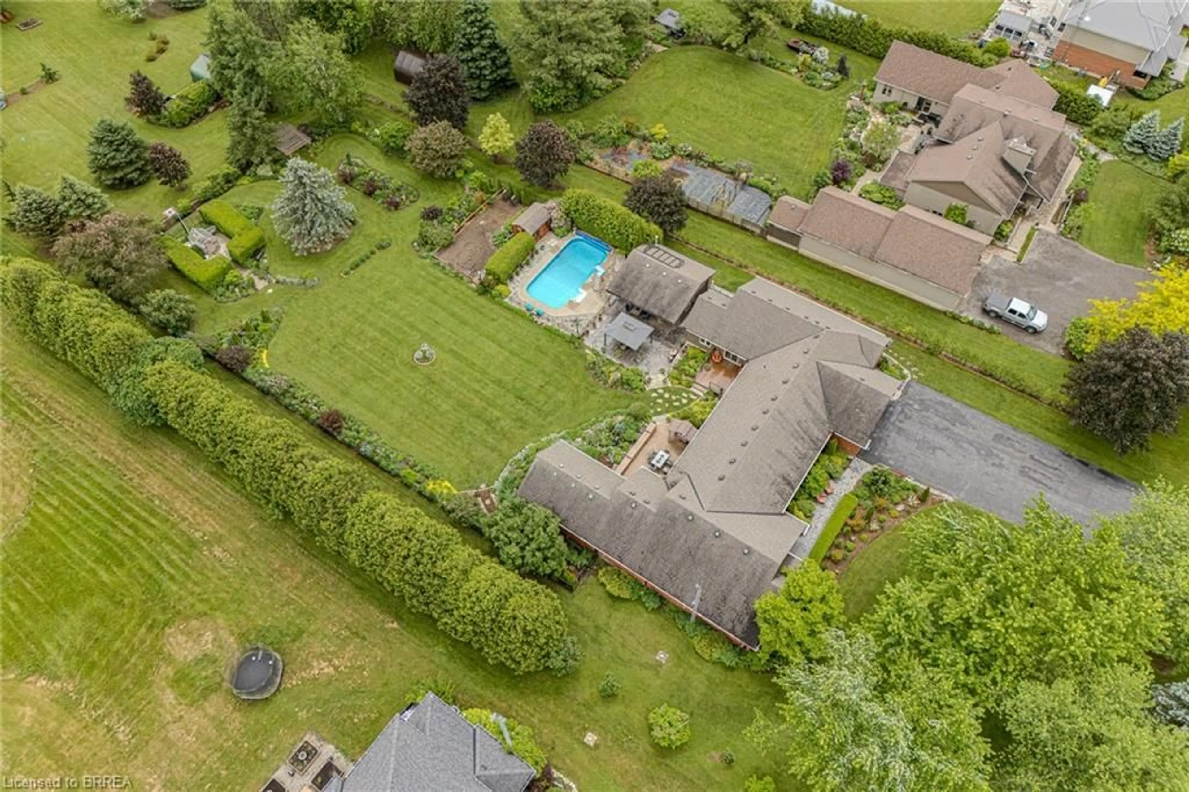 A pic from outside/outdoor area/front of a property/back of a property/a pic from drone, unknown for 20 County Road 22 Rd, Caledonia Ontario N3W 2G9