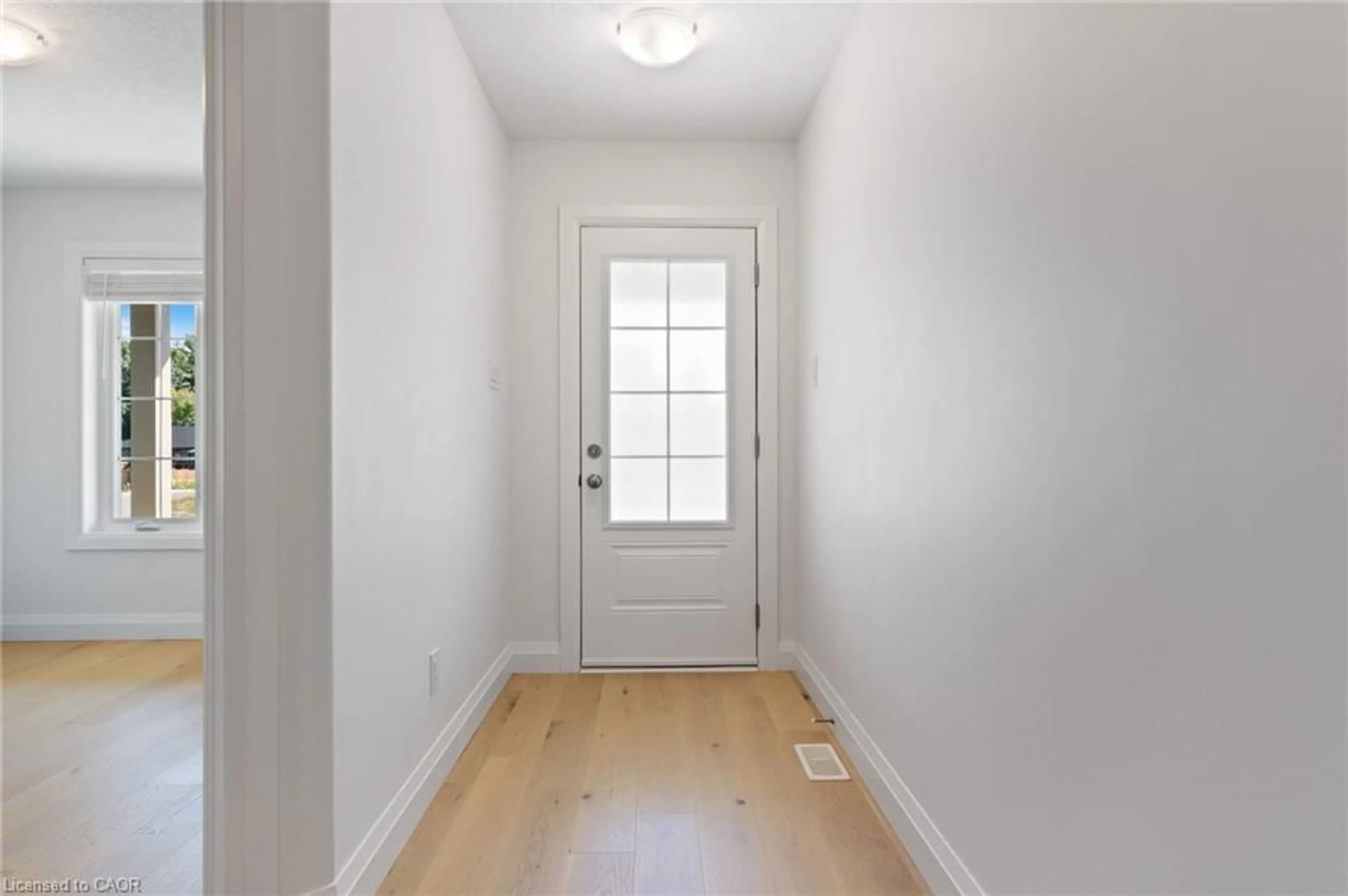 Indoor entryway for 1 Peachleaf Lane, Waterford Ontario N0E 1Y0