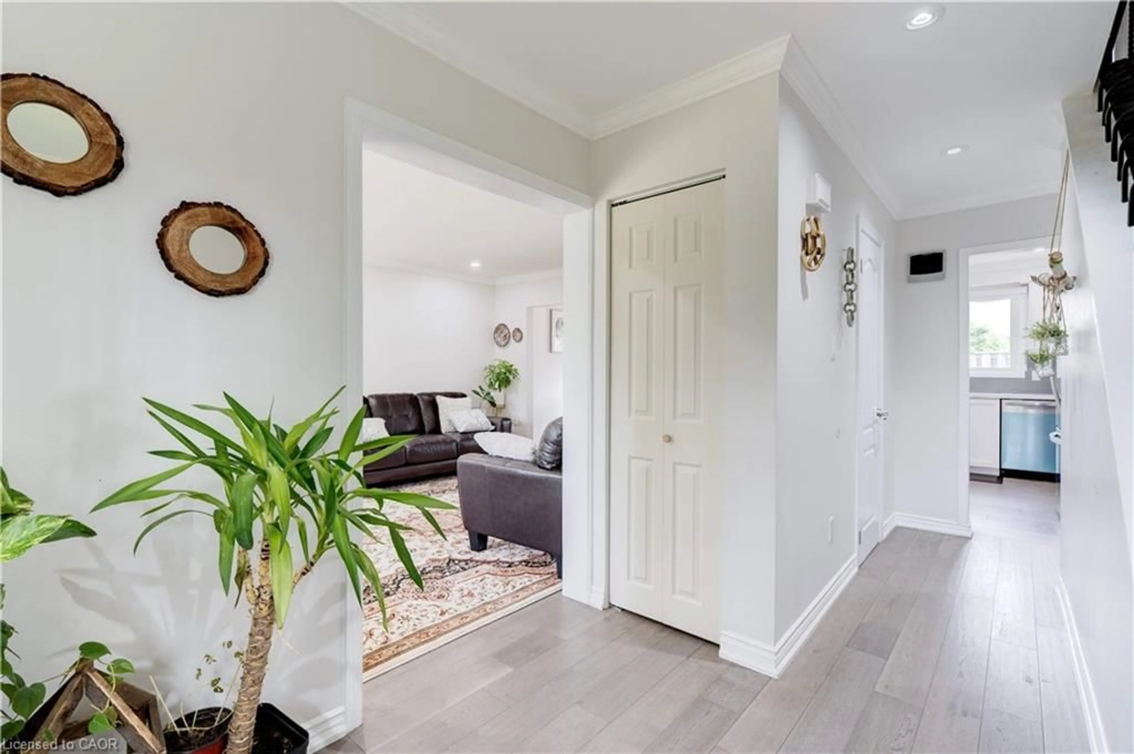 Indoor entryway for 5475 Lakeshore Rd #19, Burlington Ontario L7L 1E1