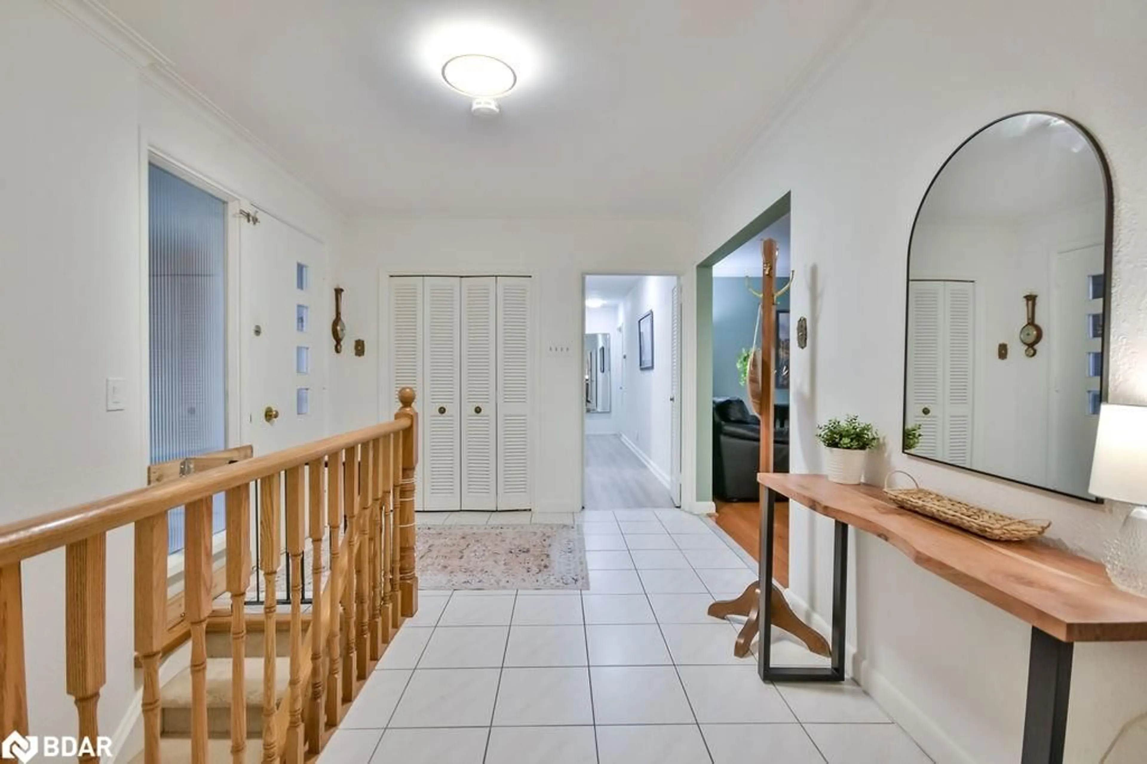 Indoor foyer for 25 Florida Cres, North York Ontario M9M 1P4