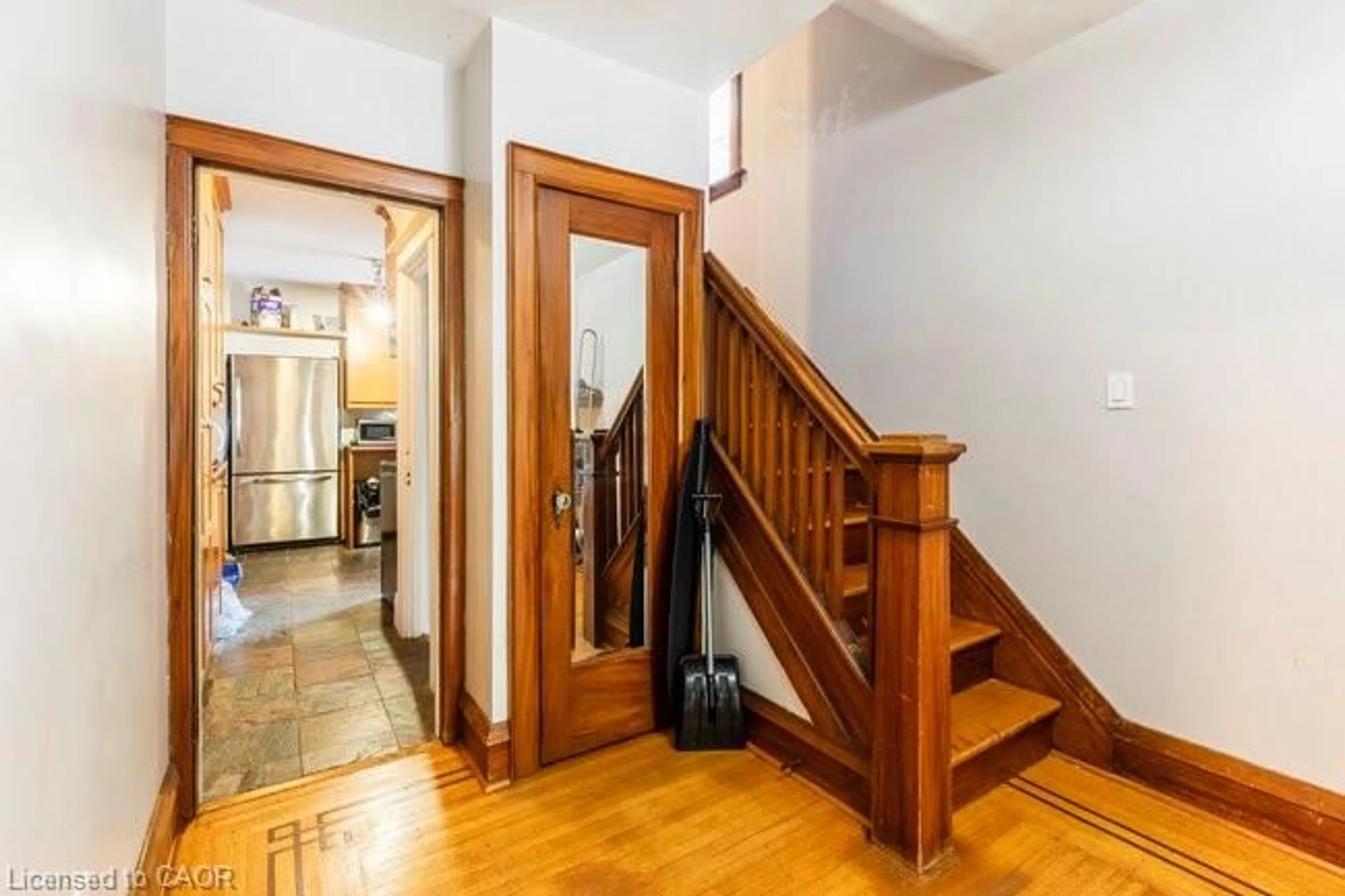 Indoor foyer for 27 Dromore Cres, Hamilton Ontario L8S 4A8