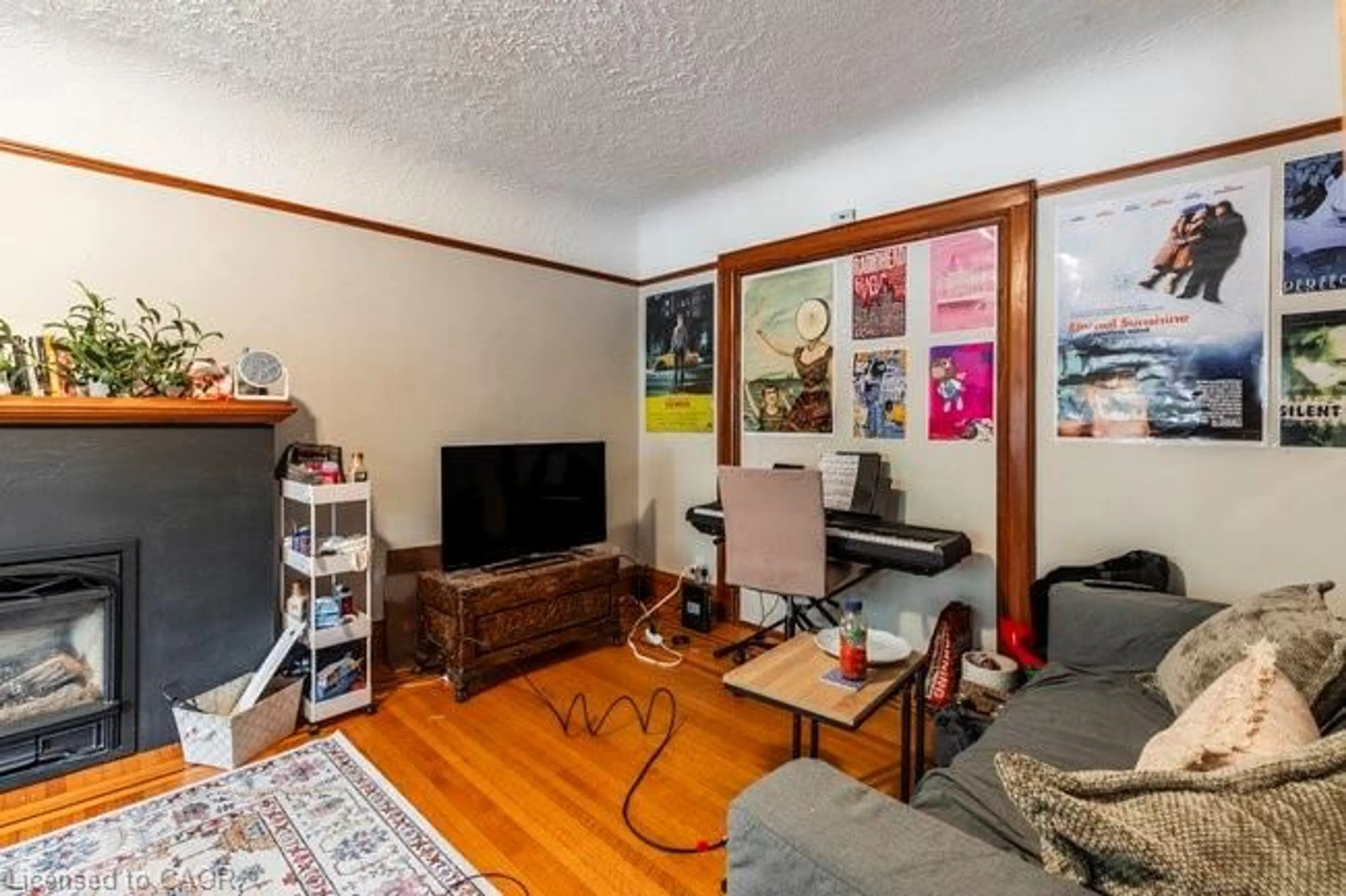 Living room with furniture, unknown for 27 Dromore Cres, Hamilton Ontario L8S 4A8