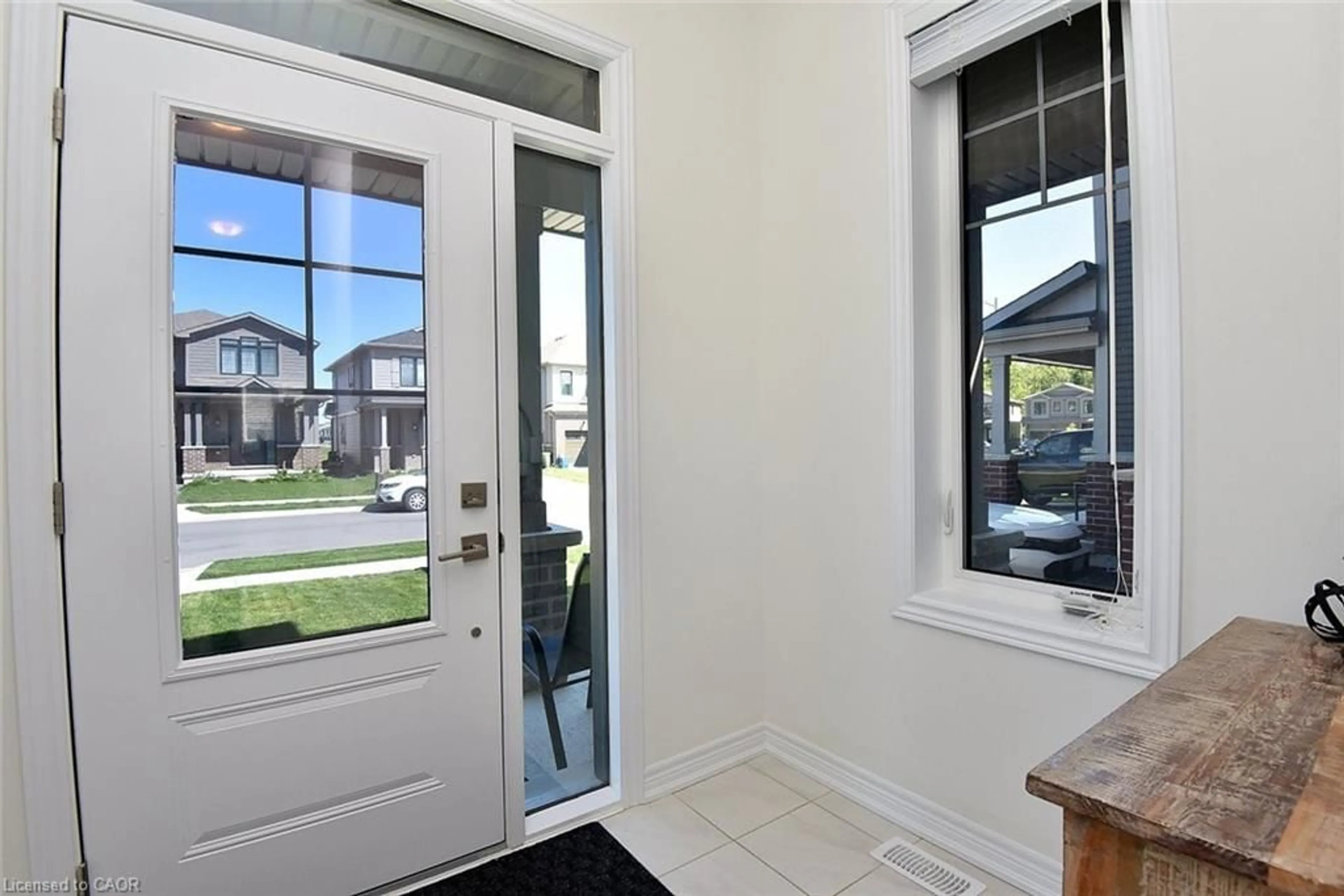 Indoor entryway for 171 Blackbird Way, Mount Hope Ontario L0R 1W0