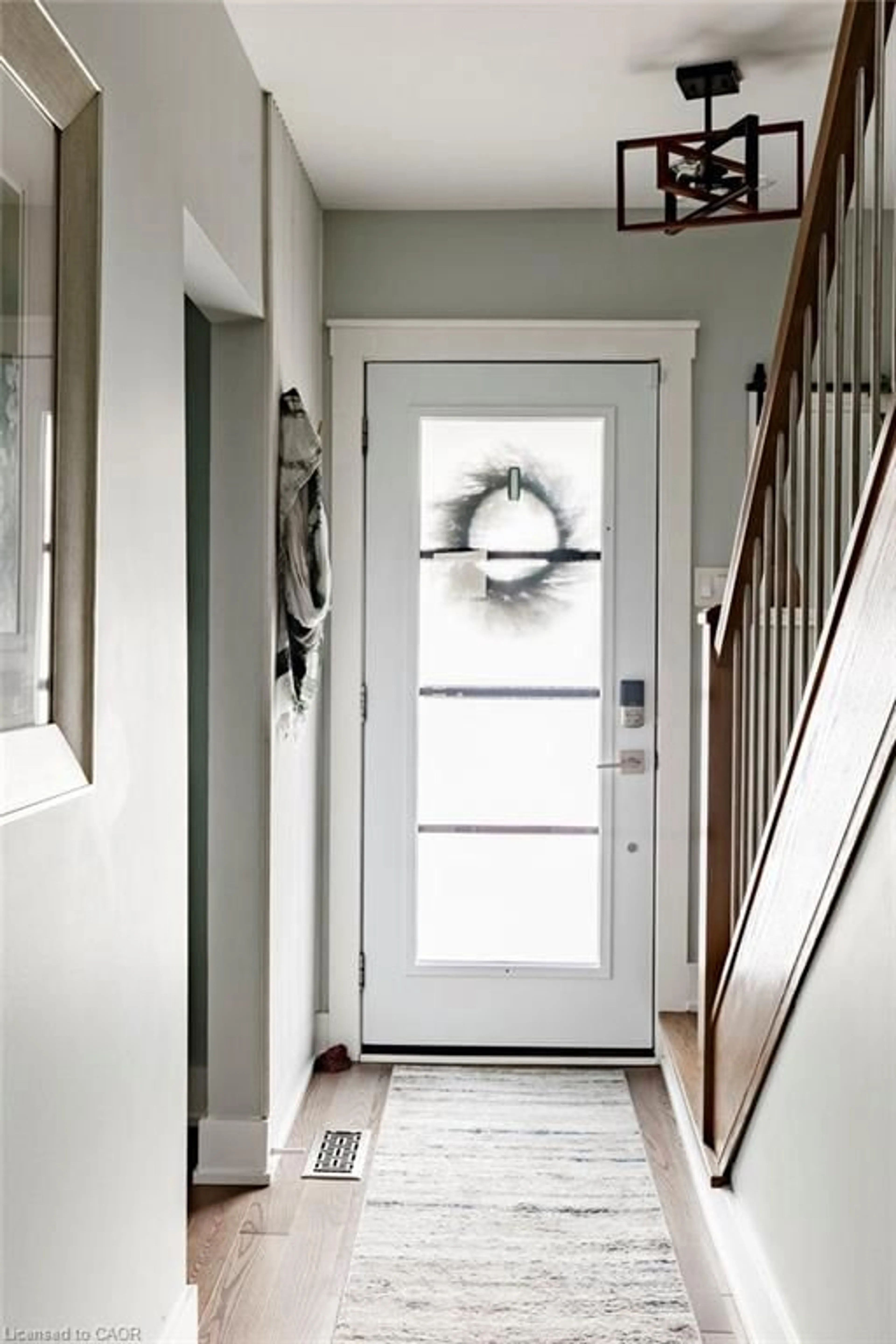 Indoor entryway for 45 Tragina Ave, Hamilton Ontario L8H 5C4