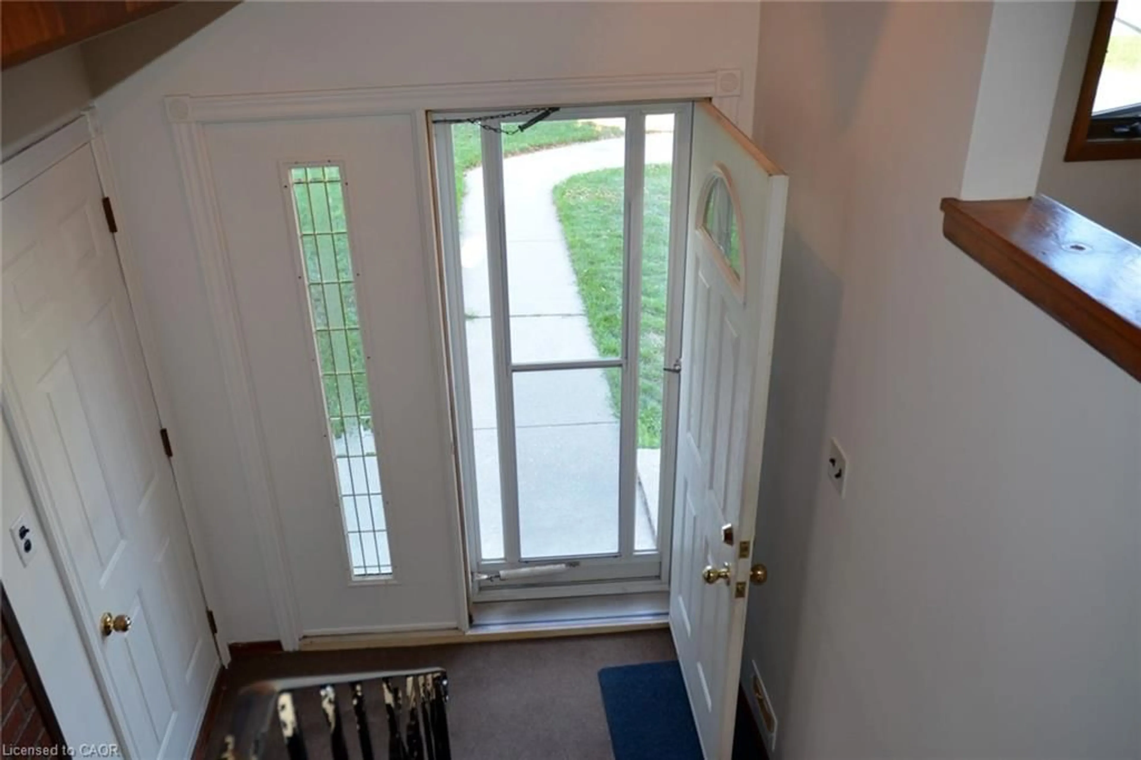 Indoor entryway for 564 Appleby Line, Burlington Ontario L7L 2Y3