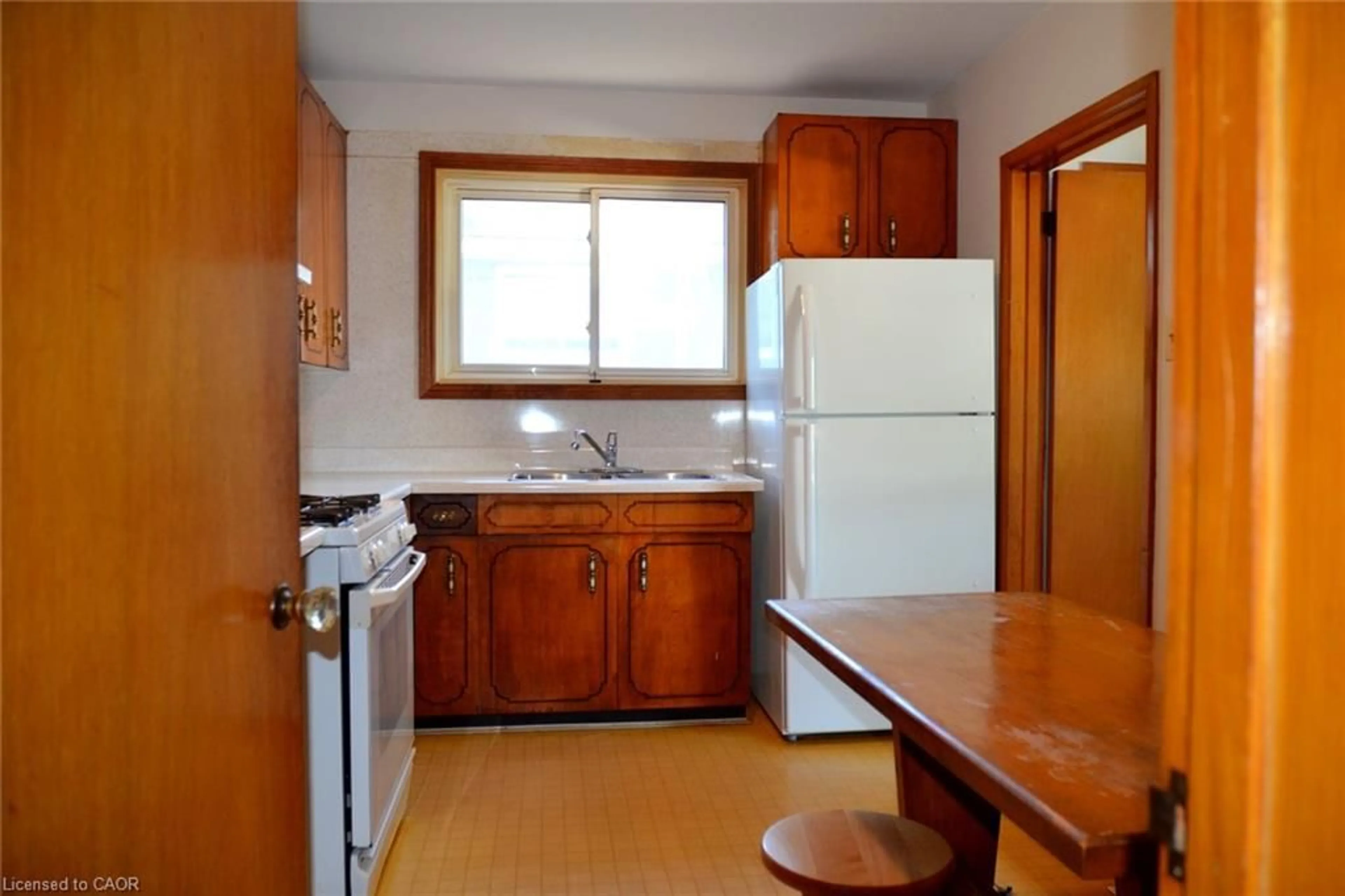 Standard kitchen, unknown for 564 Appleby Line, Burlington Ontario L7L 2Y3