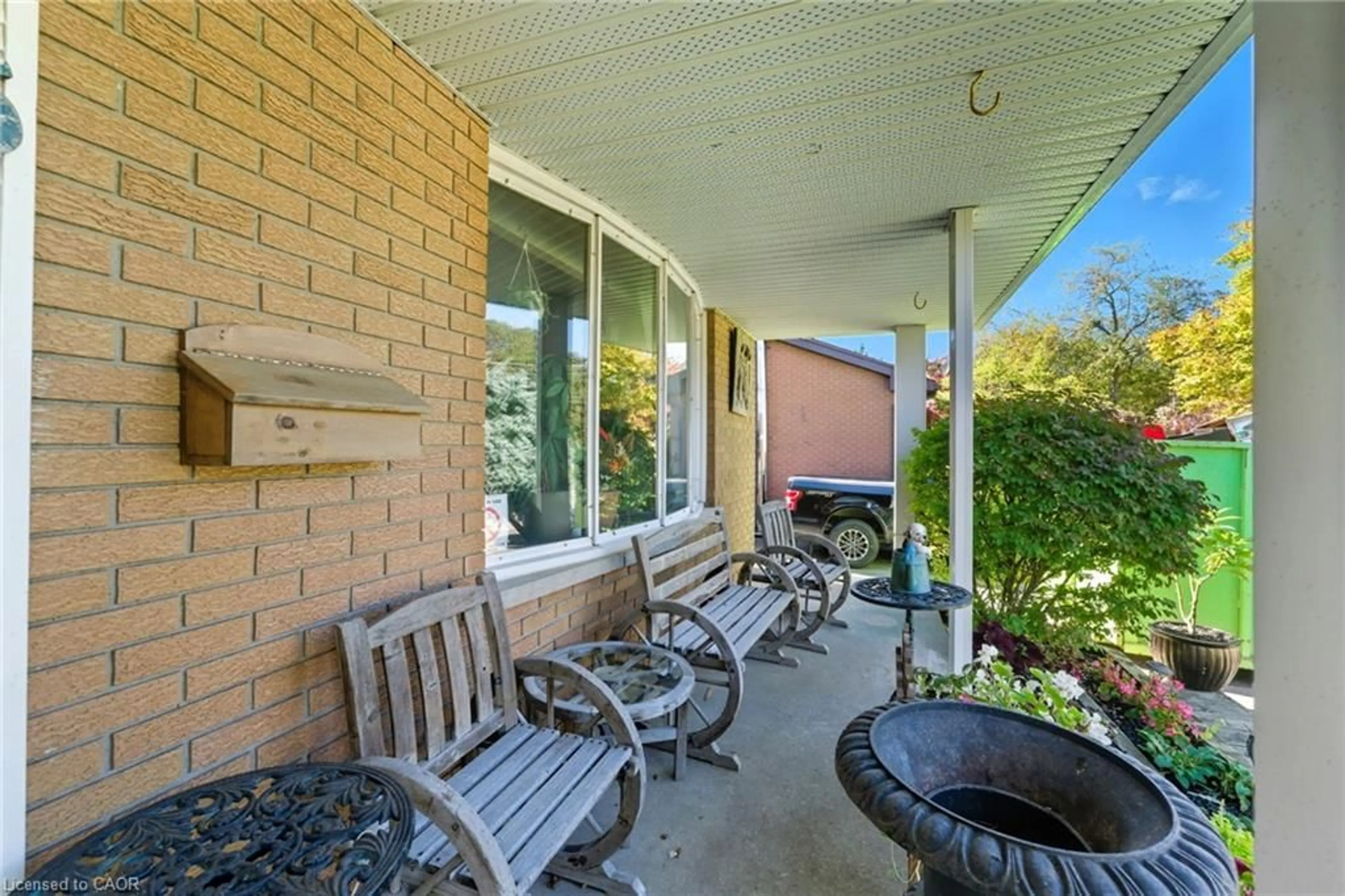 Patio, street for 86 Balmoral Dr, Guelph Ontario N1E 3N6