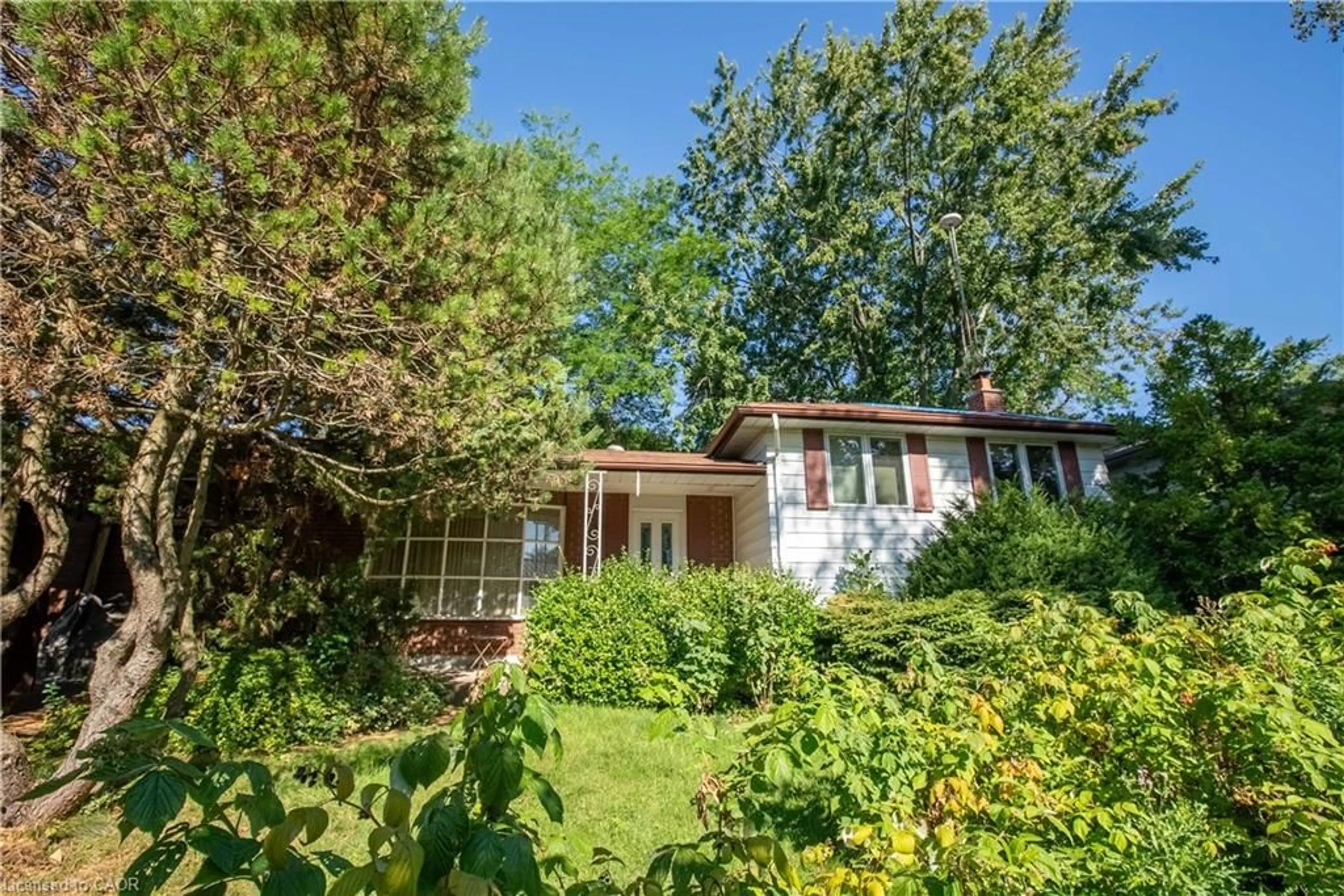 A pic from outside/outdoor area/front of a property/back of a property/a pic from drone, street for 144 Ulster Dr, Oakville Ontario L6L 3P2