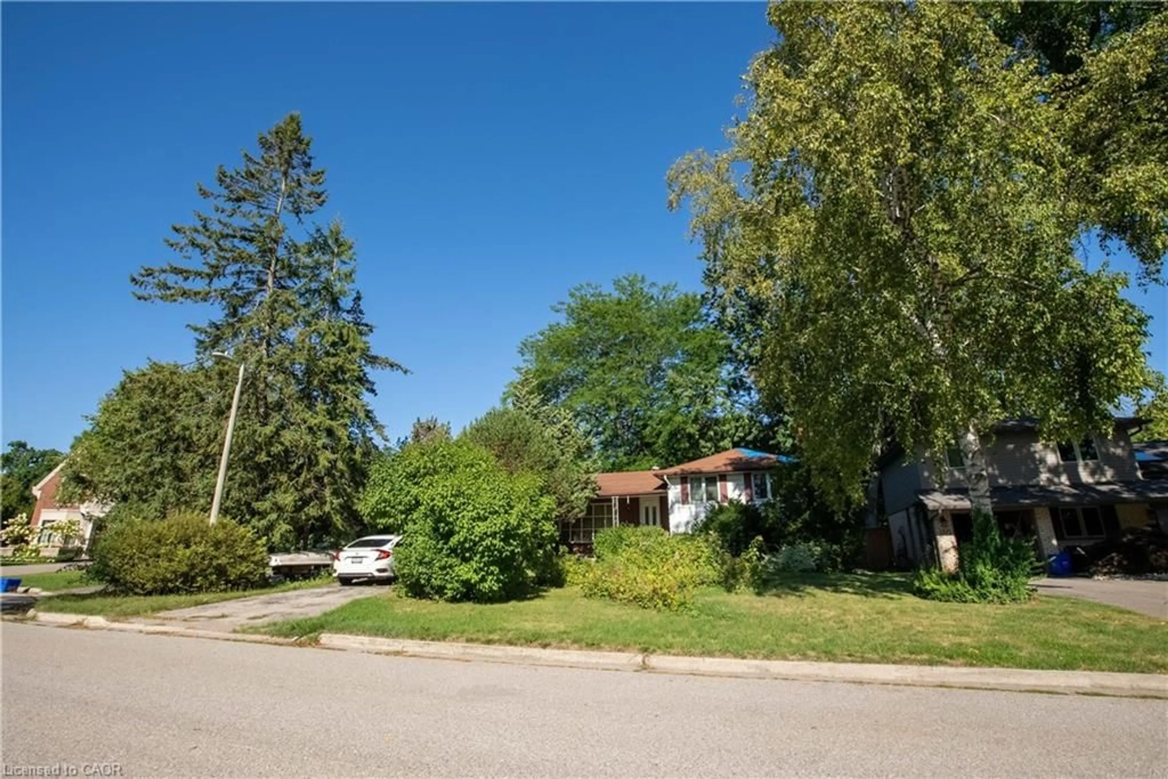 A pic from outside/outdoor area/front of a property/back of a property/a pic from drone, street for 144 Ulster Dr, Oakville Ontario L6L 3P2