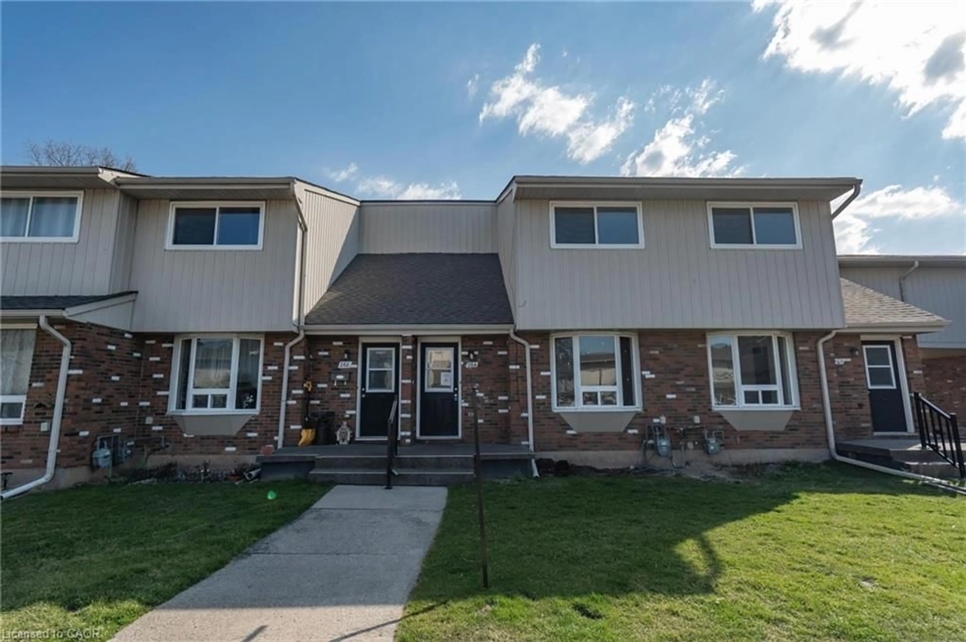 Home with vinyl exterior material, street for 100 Brownleigh Ave #264, Niagara Falls Ontario L3B 5V8