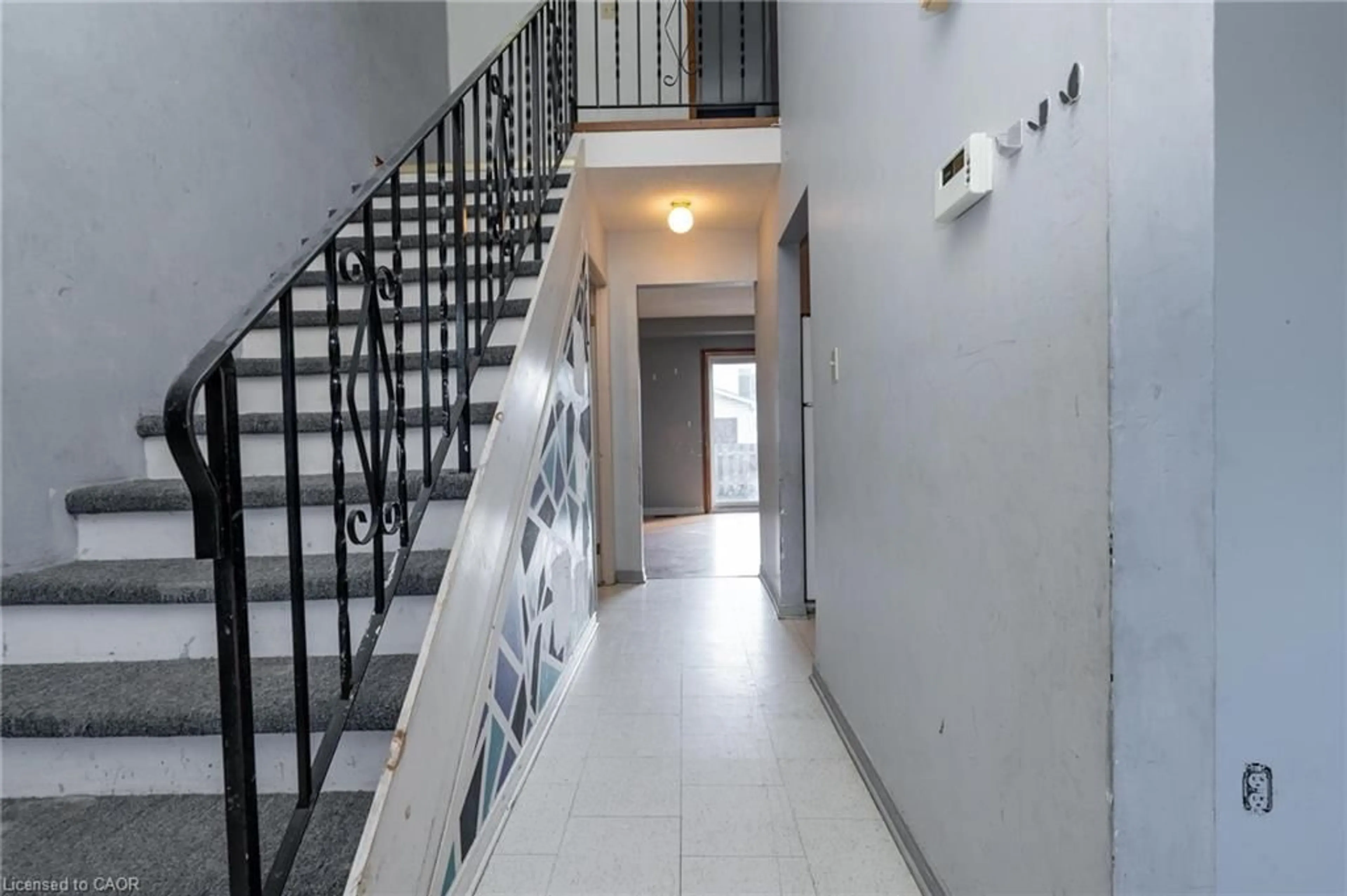 Indoor foyer for 100 Brownleigh Ave #264, Niagara Falls Ontario L3B 5V8