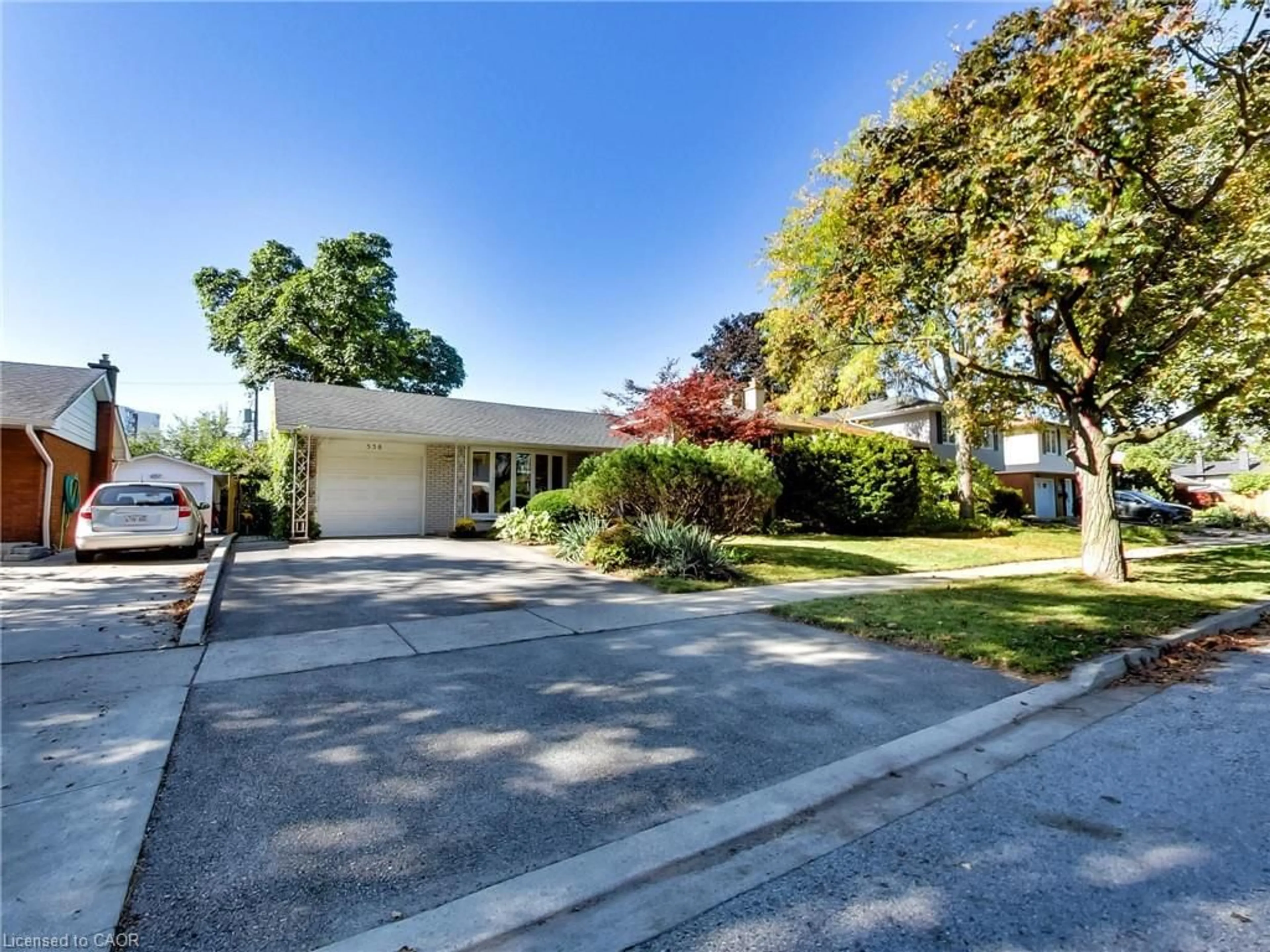 Home with vinyl exterior material, street for 558 Parkside Cres, Burlington Ontario L7L 4G9