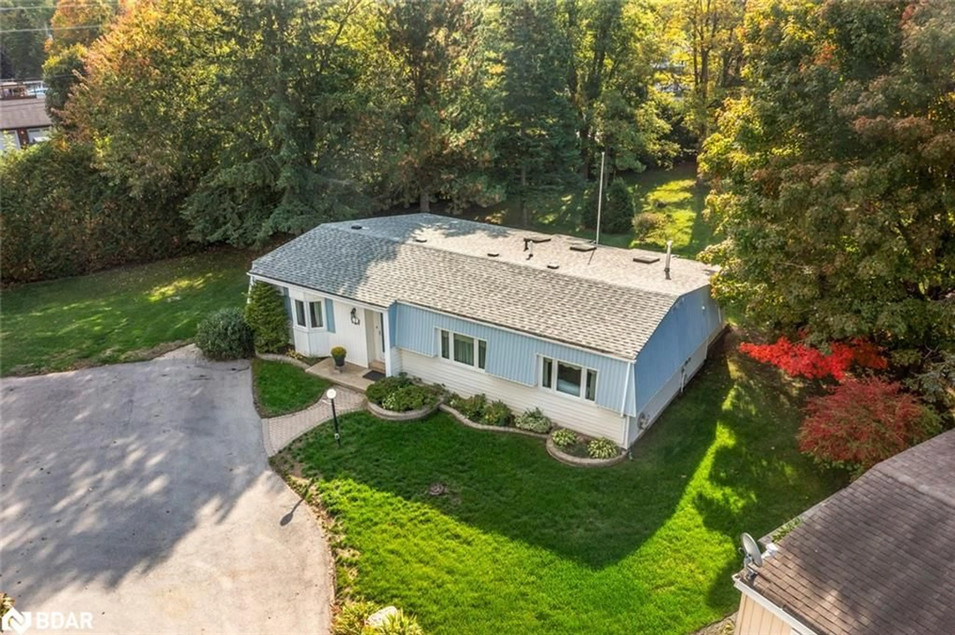 A pic from outside/outdoor area/front of a property/back of a property/a pic from drone, street for 7 Sunset Cove, Innisfil Ontario L9S 1M4