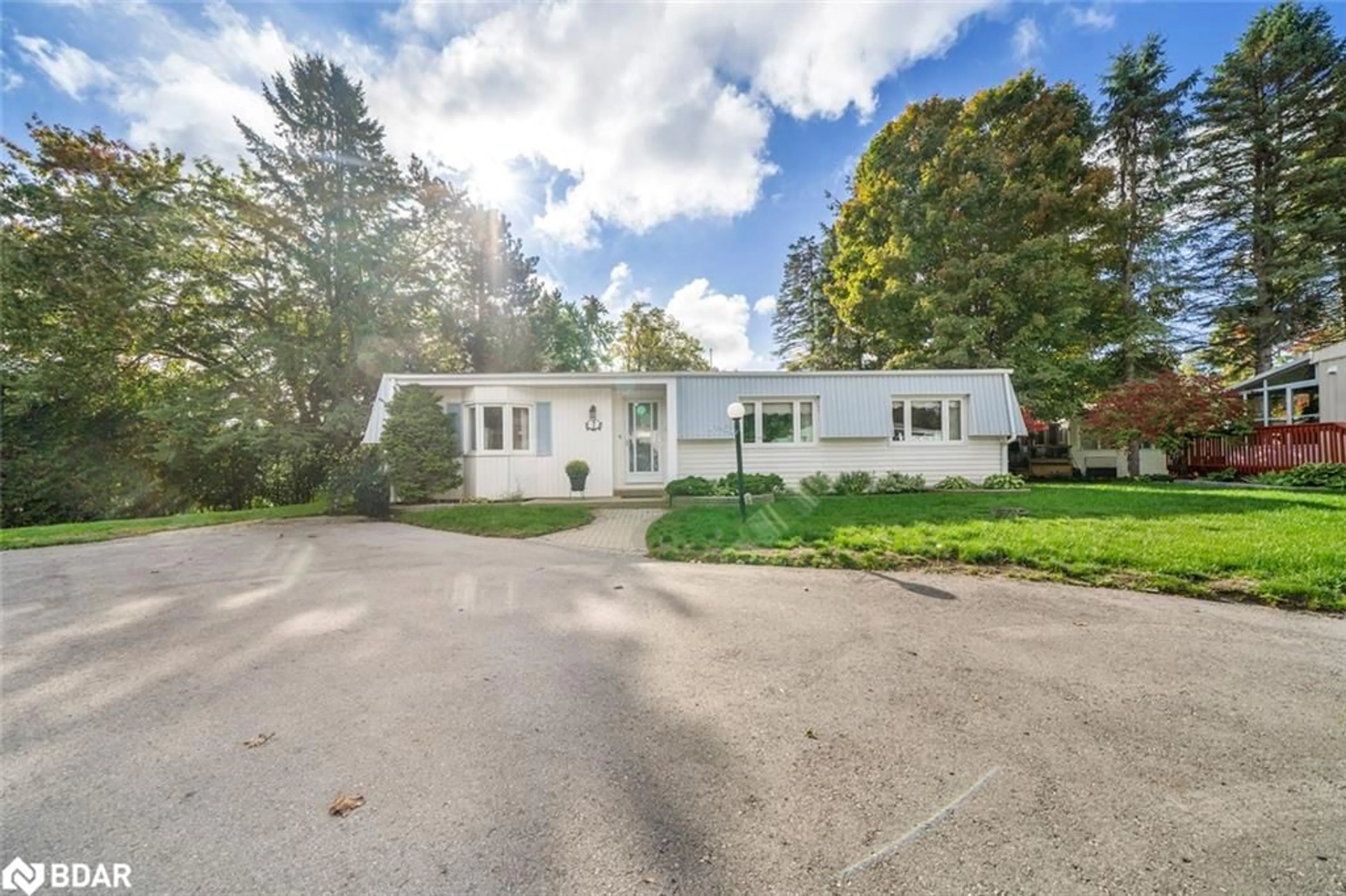 A pic from outside/outdoor area/front of a property/back of a property/a pic from drone, street for 7 Sunset Cove, Innisfil Ontario L9S 1M4