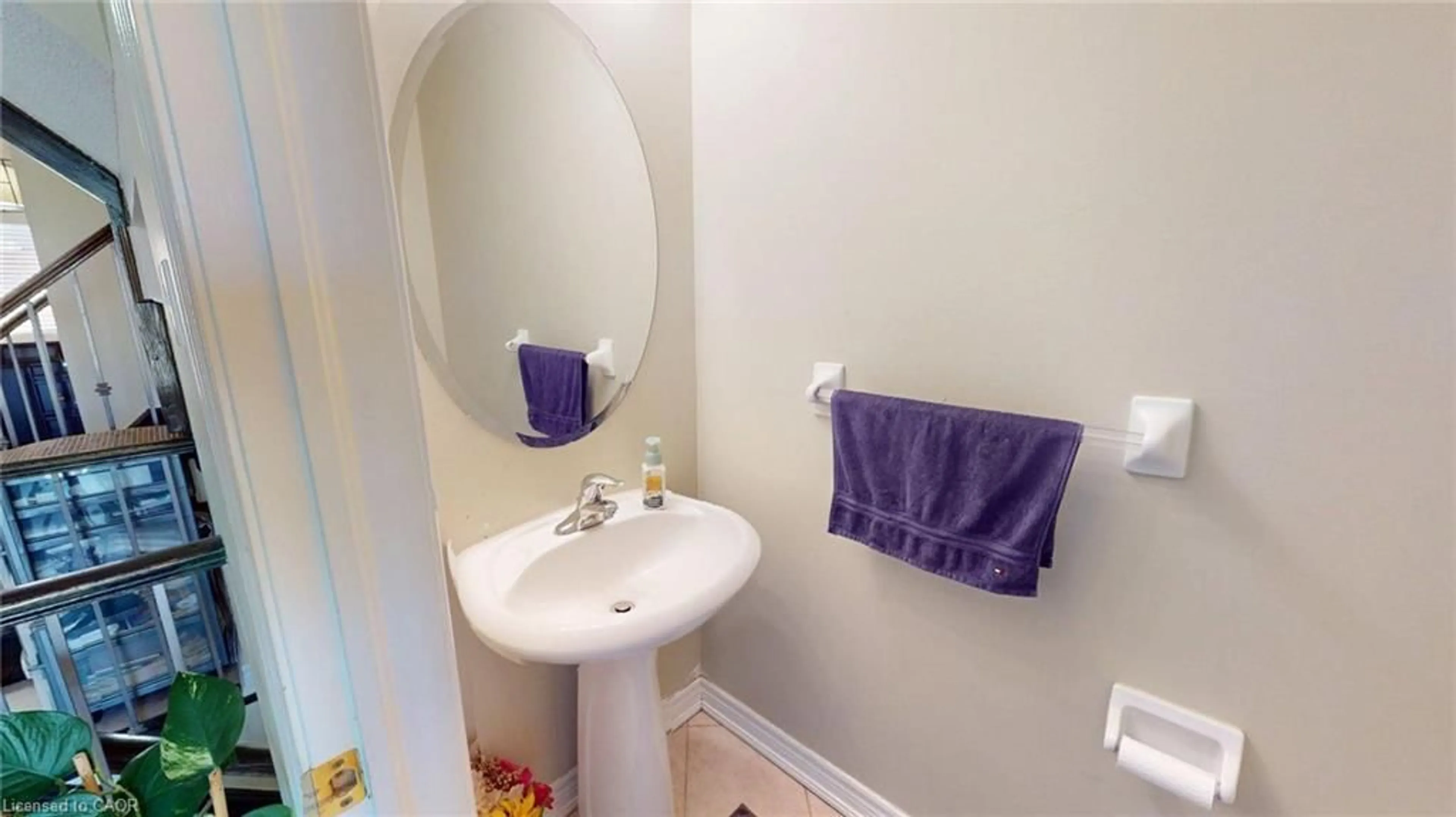 Standard bathroom, ceramic/tile floor for 206 Springstead Ave, Stoney Creek Ontario L8E 6E8