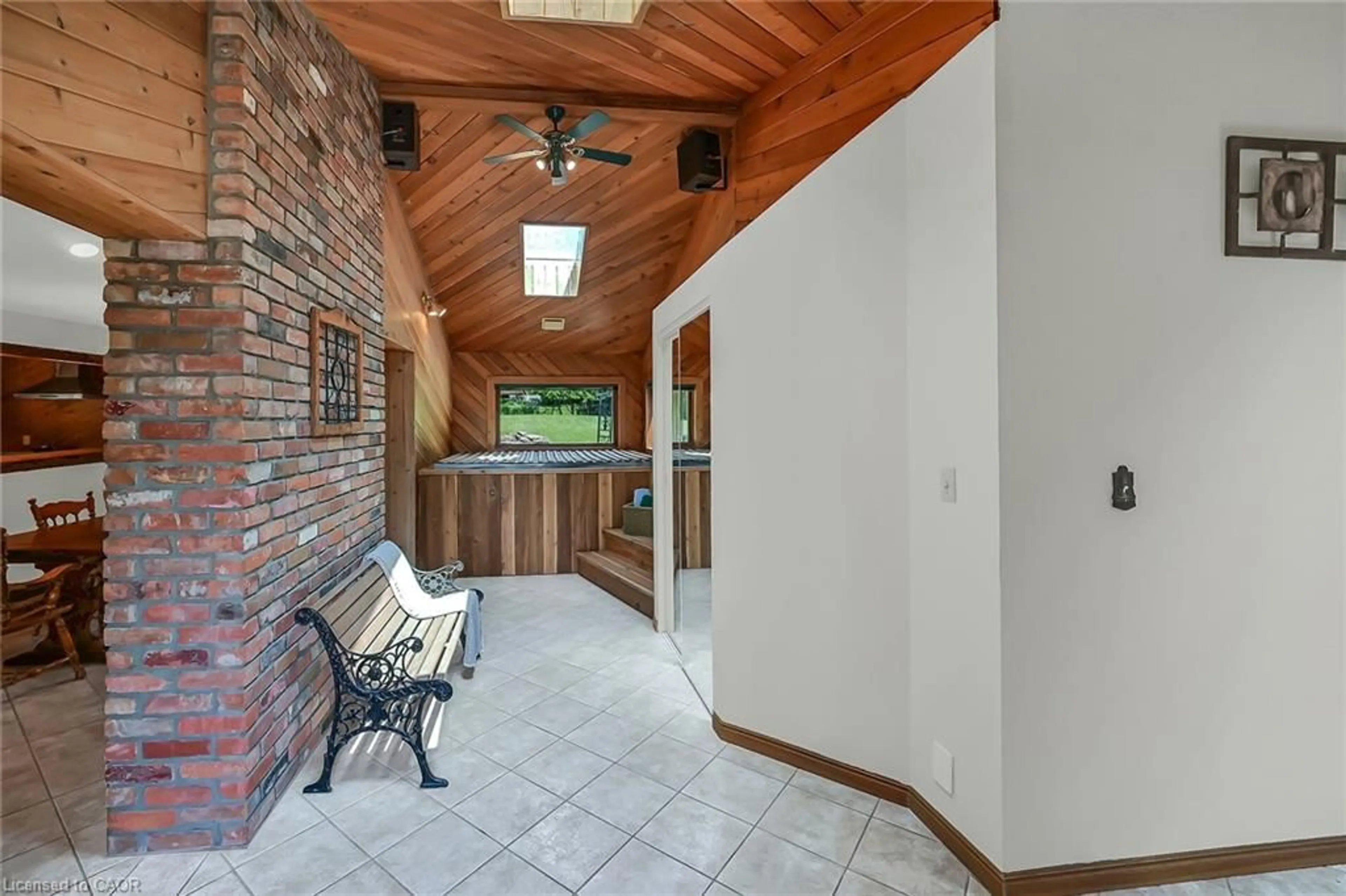 Indoor foyer for 70 Home St, Dundas Ontario L9H 5W3