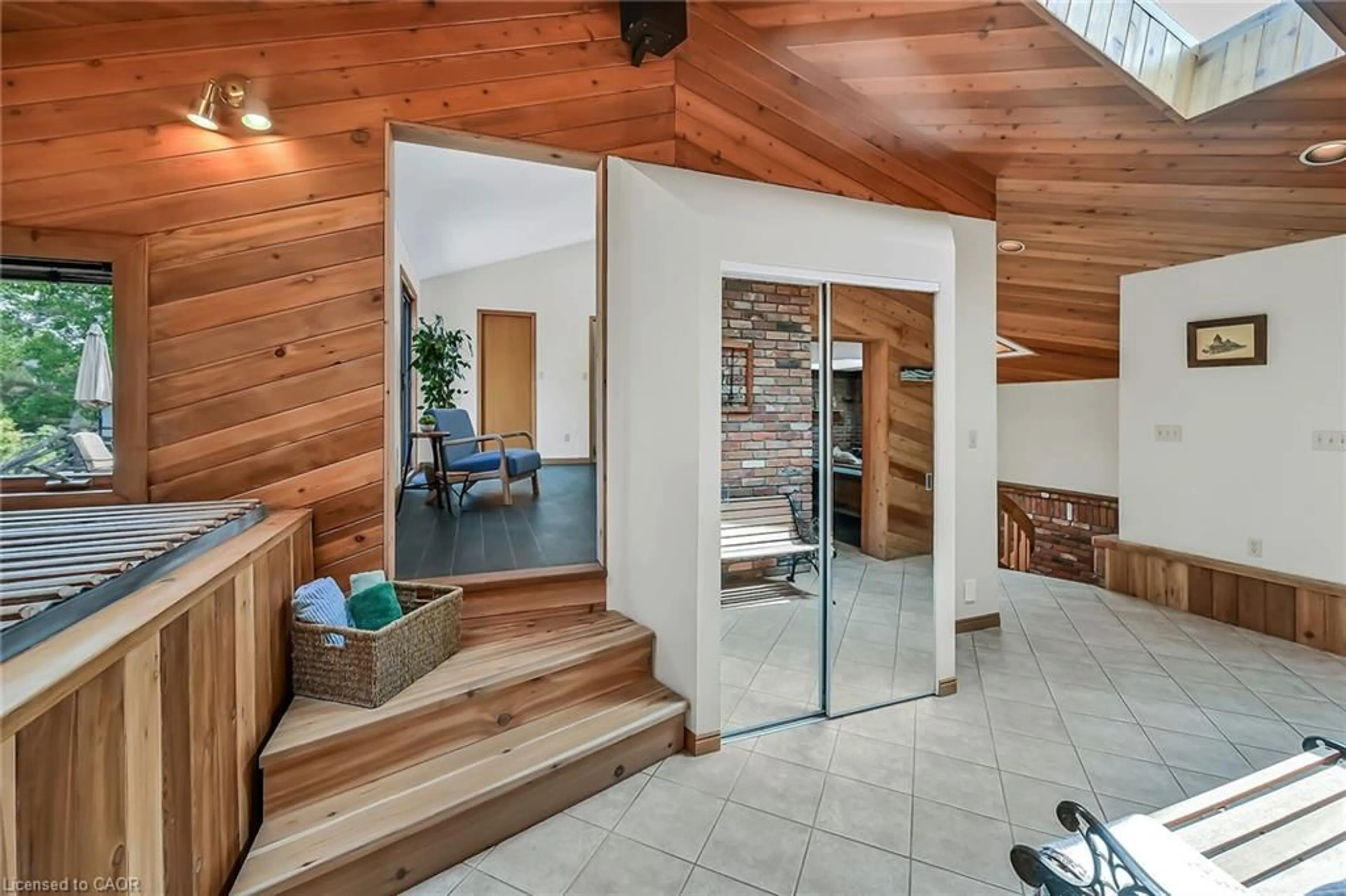 Indoor entryway for 70 Home St, Dundas Ontario L9H 5W3