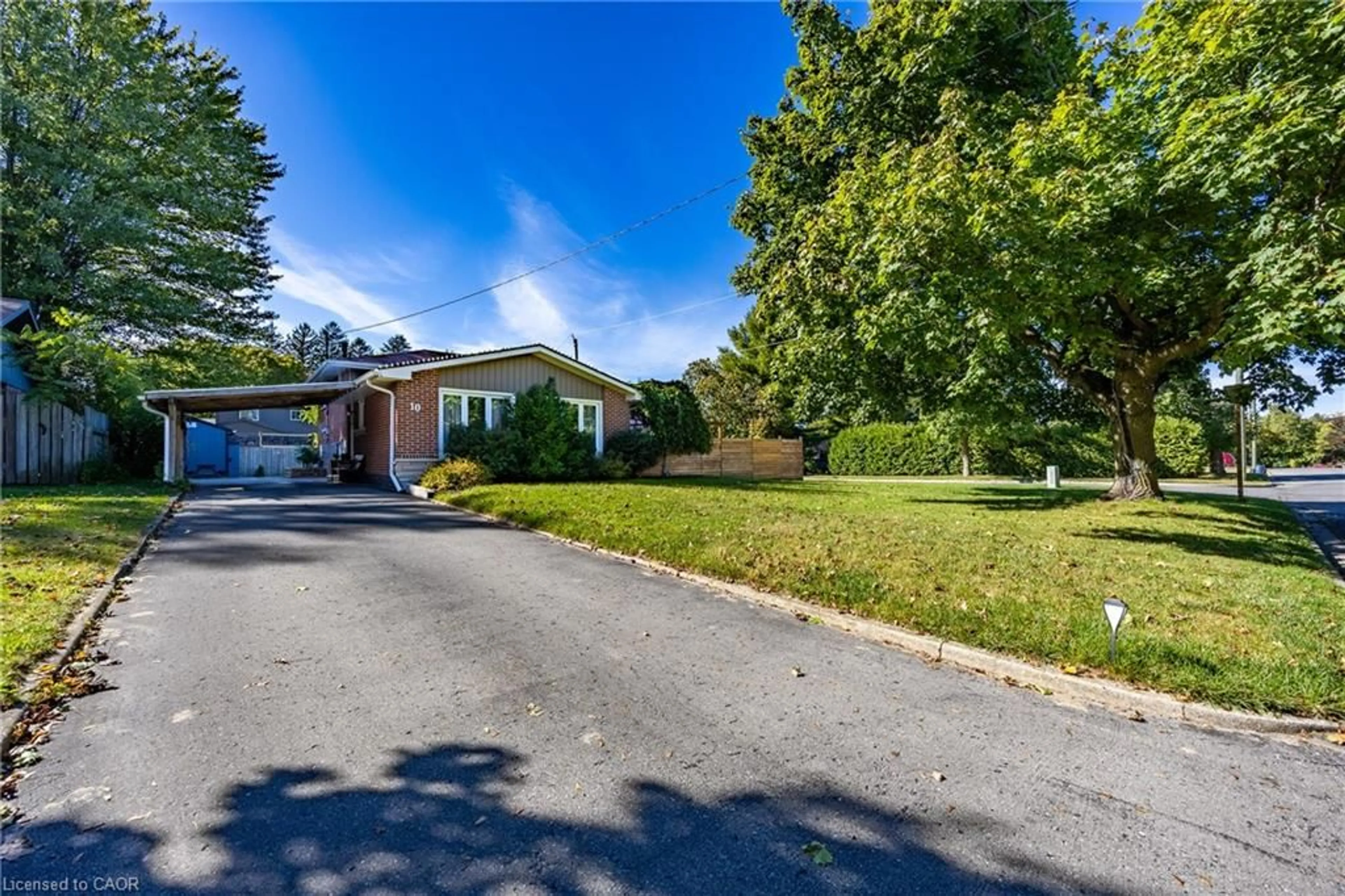 A pic from outside/outdoor area/front of a property/back of a property/a pic from drone, street for 10 Beckett Blvd, Simcoe Ontario N3Y 4C6