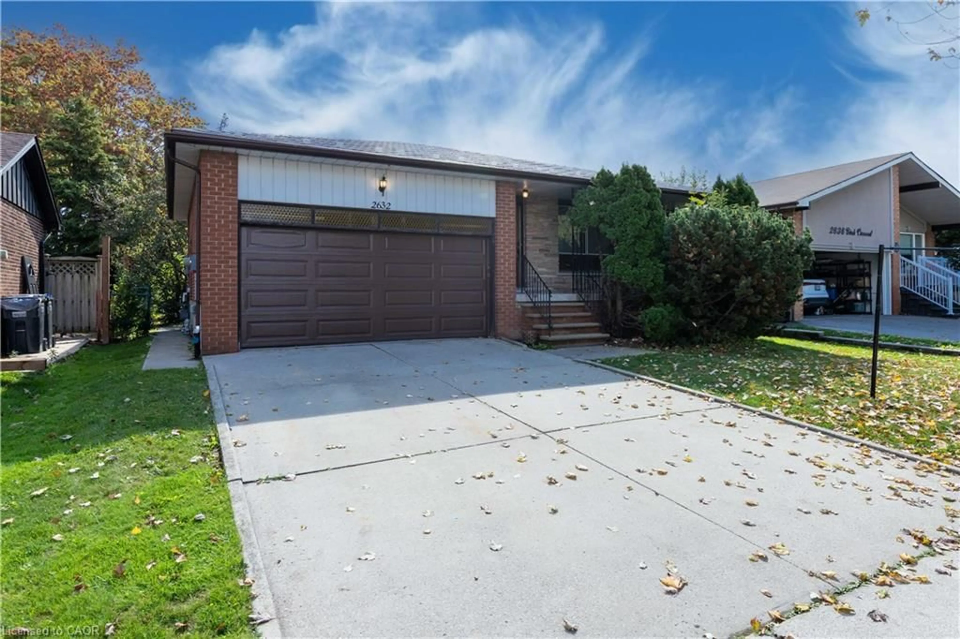 A pic from outside/outdoor area/front of a property/back of a property/a pic from drone, street for 2632 Birch Cres, Mississauga Ontario L5J 4H1