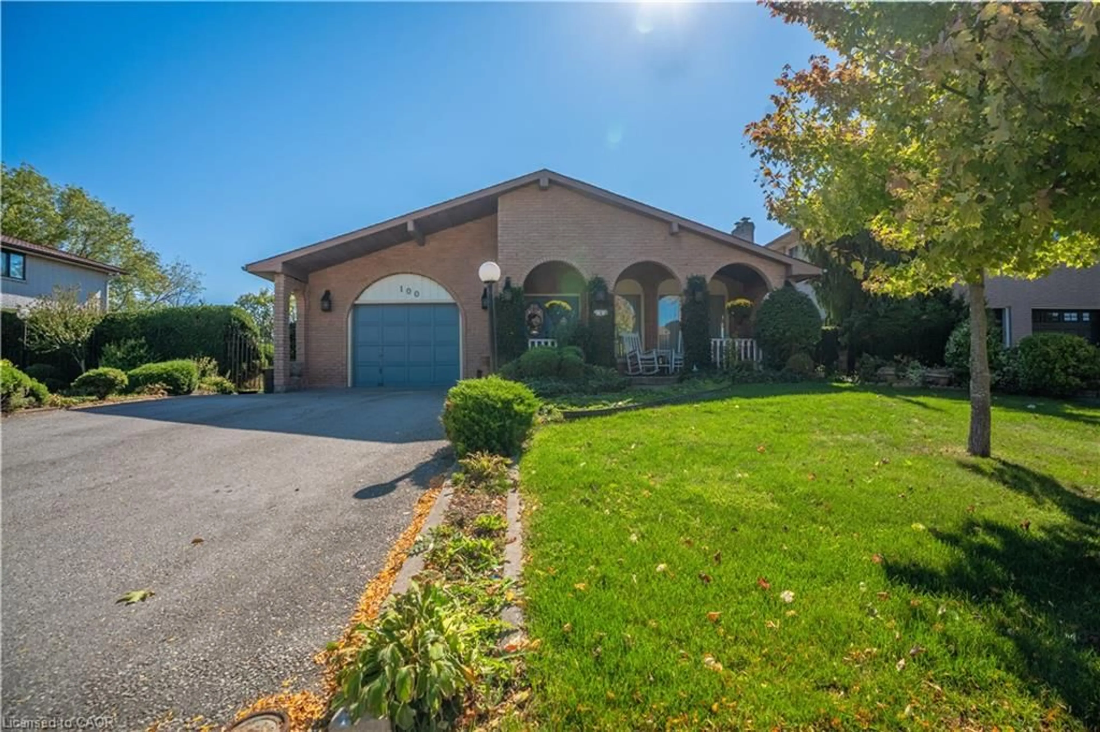 A pic from outside/outdoor area/front of a property/back of a property/a pic from drone, street for 100 Albion Falls Blvd, Hamilton Ontario L8W 1R5