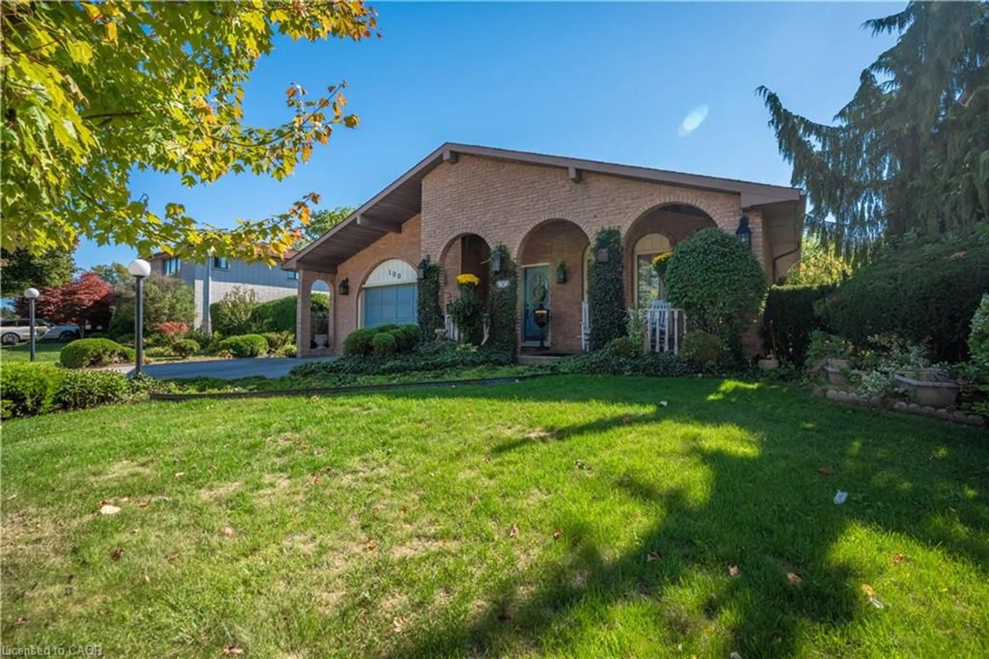 A pic from outside/outdoor area/front of a property/back of a property/a pic from drone, street for 100 Albion Falls Blvd, Hamilton Ontario L8W 1R5