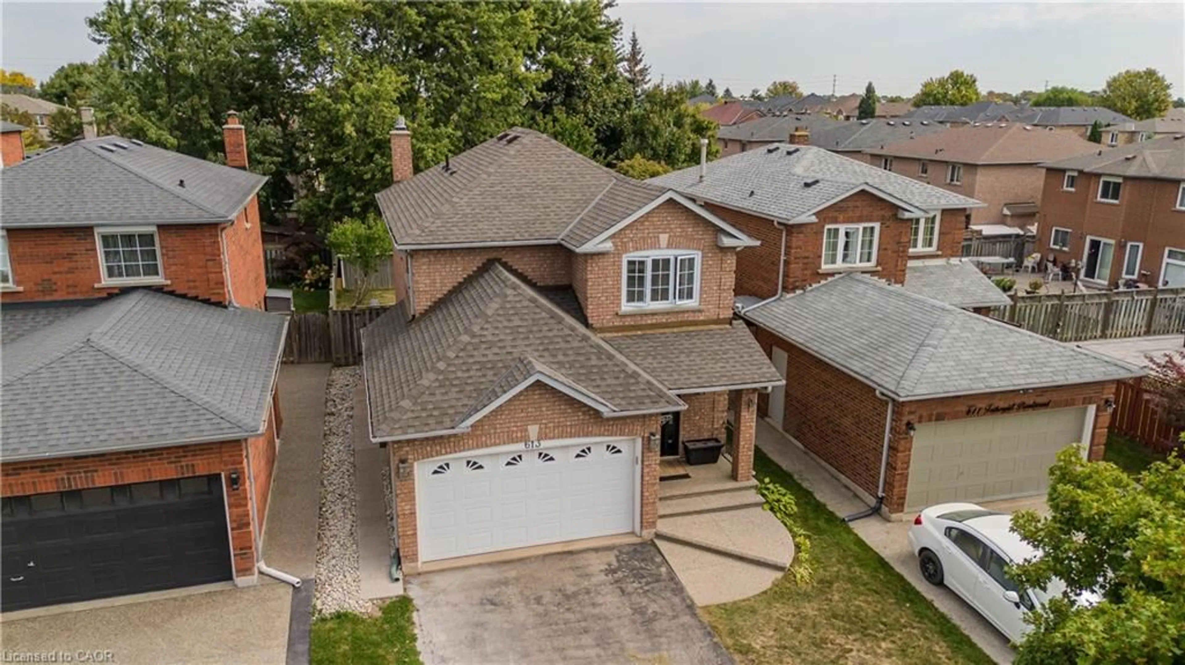 A pic from outside/outdoor area/front of a property/back of a property/a pic from drone, street for 613 Fothergill Blvd, Burlington Ontario L7L 6E3