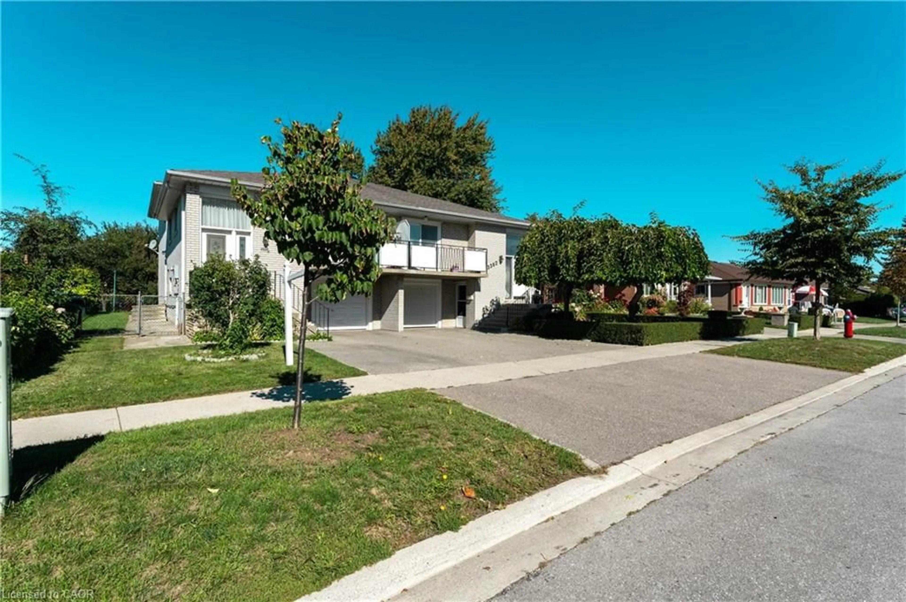 A pic from outside/outdoor area/front of a property/back of a property/a pic from drone, street for 3560 Haven Glenn, Mississauga Ontario L4X 1X5