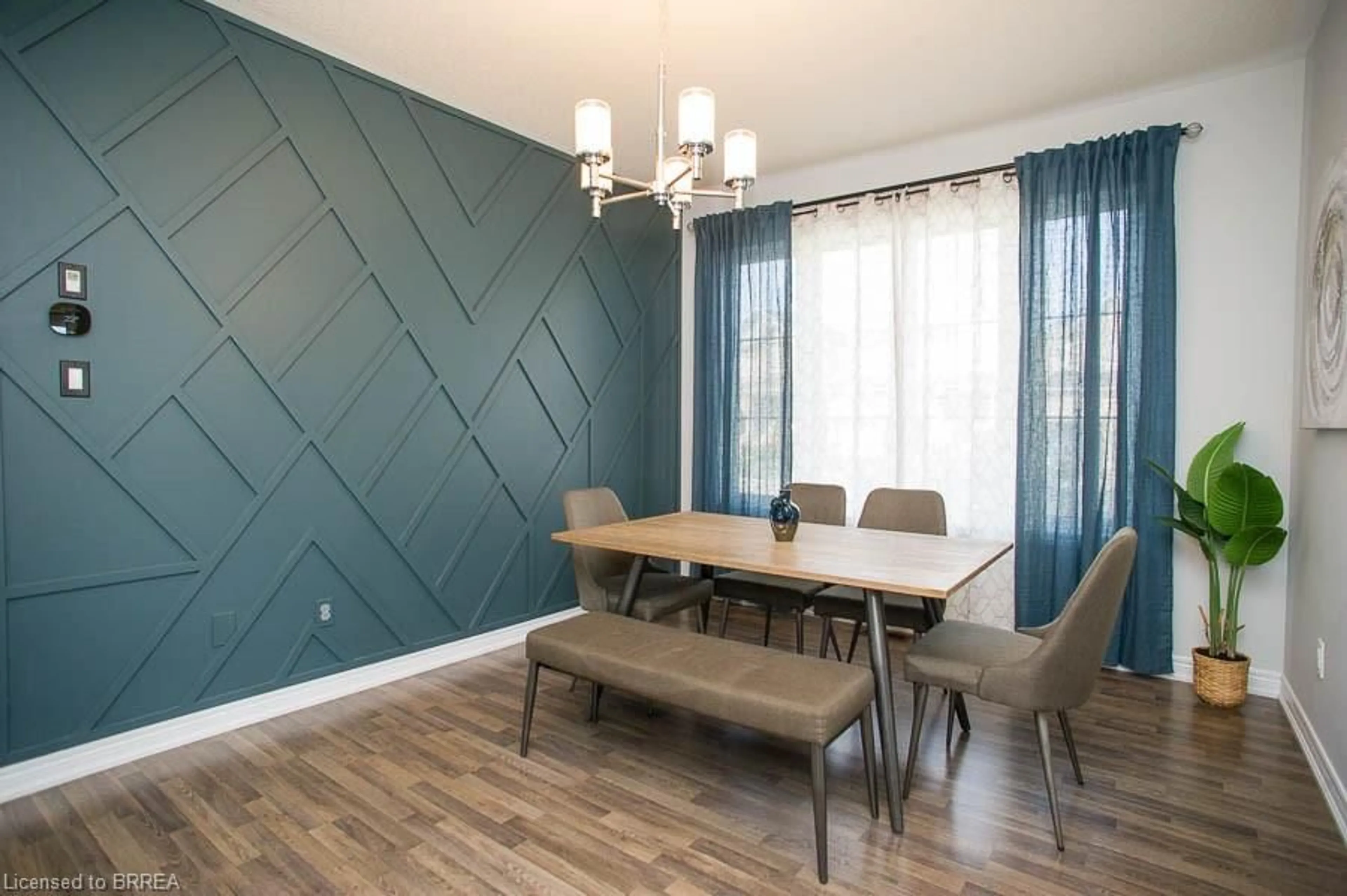 Dining room, wood/laminate floor for 2 Attlebery Cres, Paris Ontario N3L 0H9